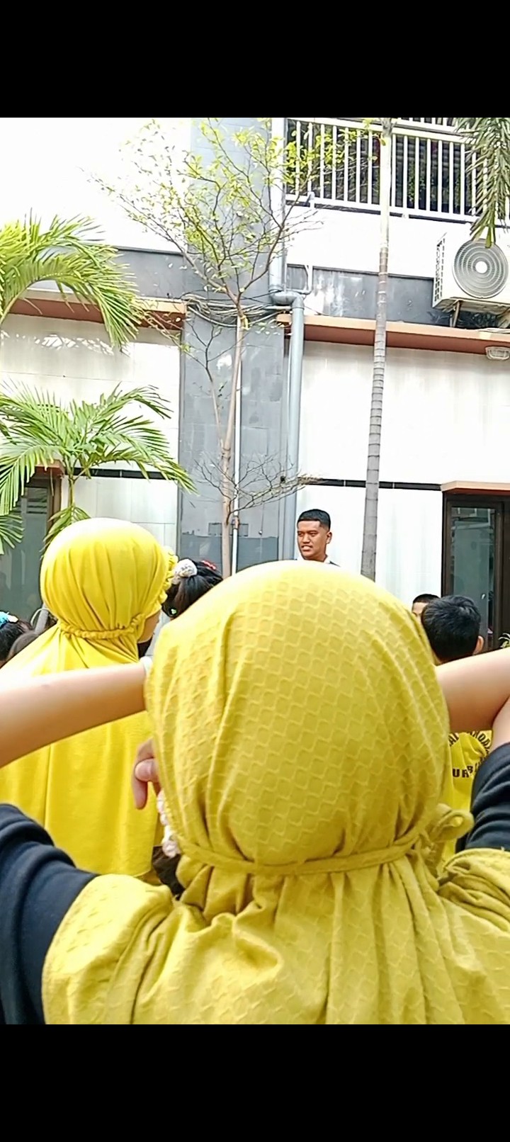 <p>Mendampingi anak-anak ketika olahraga dengan ma...