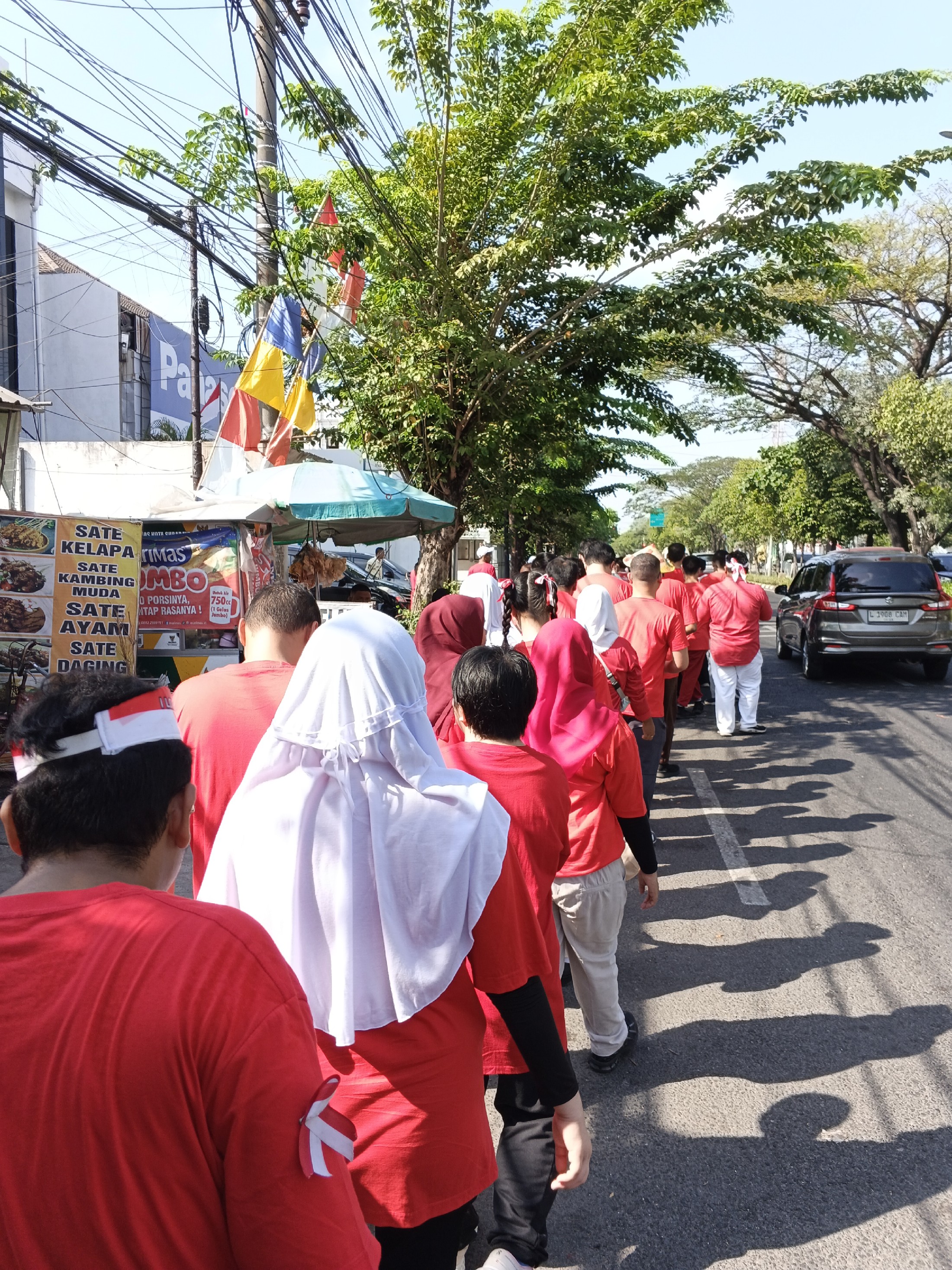 <p>Kegiatan jalan sehat bersama sama&nbsp;</p>