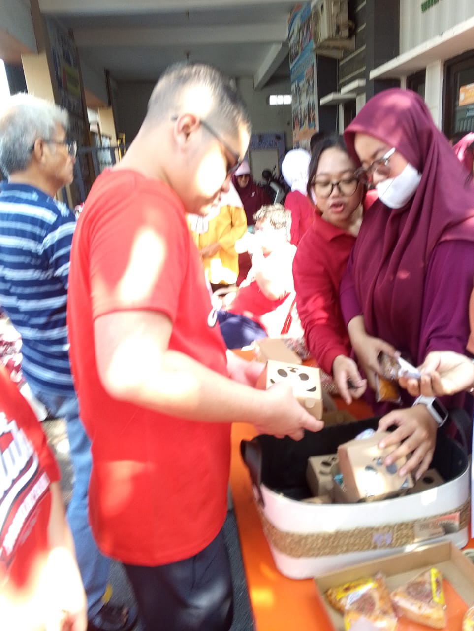 <p>Kegiatan bazar memperingati kemerdekaan indones...