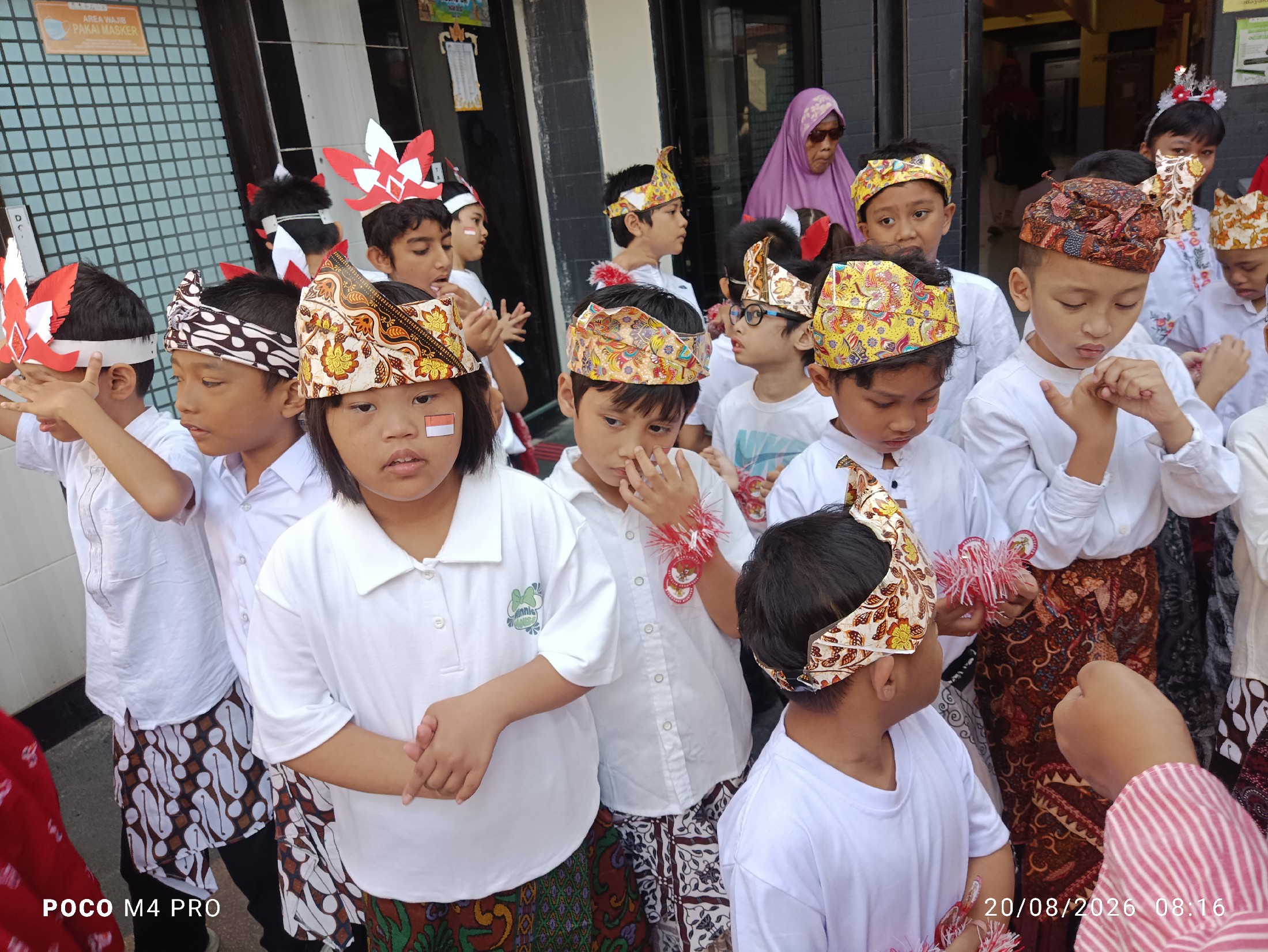 <p>Mendampingi jalan sehat anak anak KELAS 1 sampa...