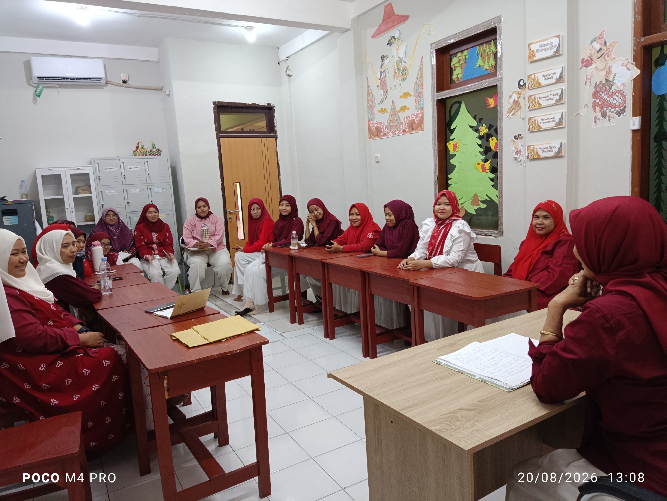<p>Menjelaskan tentang persiapan Minggu depan</p>...