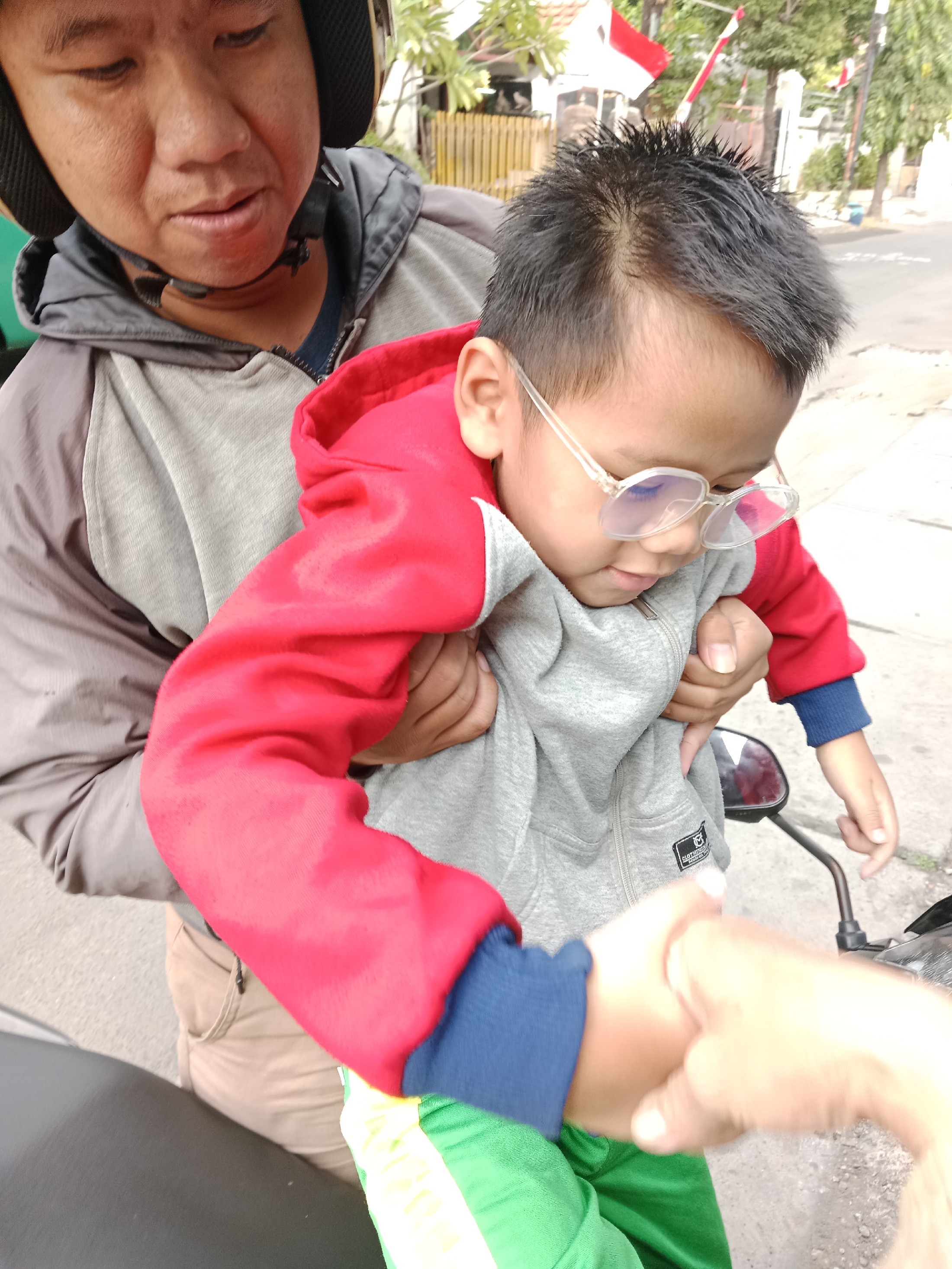 <p>Membantu penjemputan siawa di depan sekolah</p>