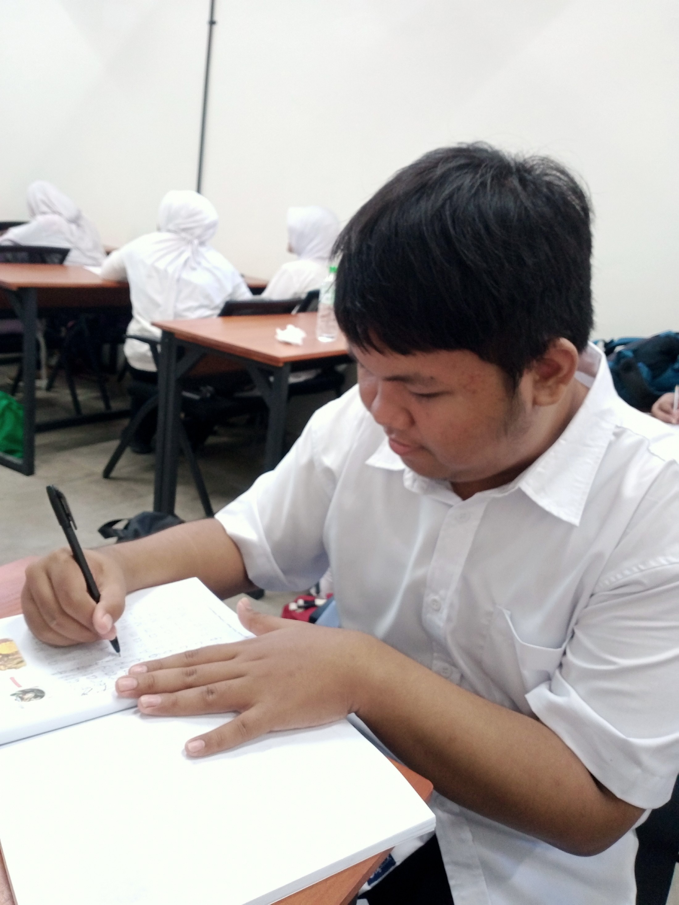 <p>Saya mendimpingi Raka untuk mengerjakan tugas B...
