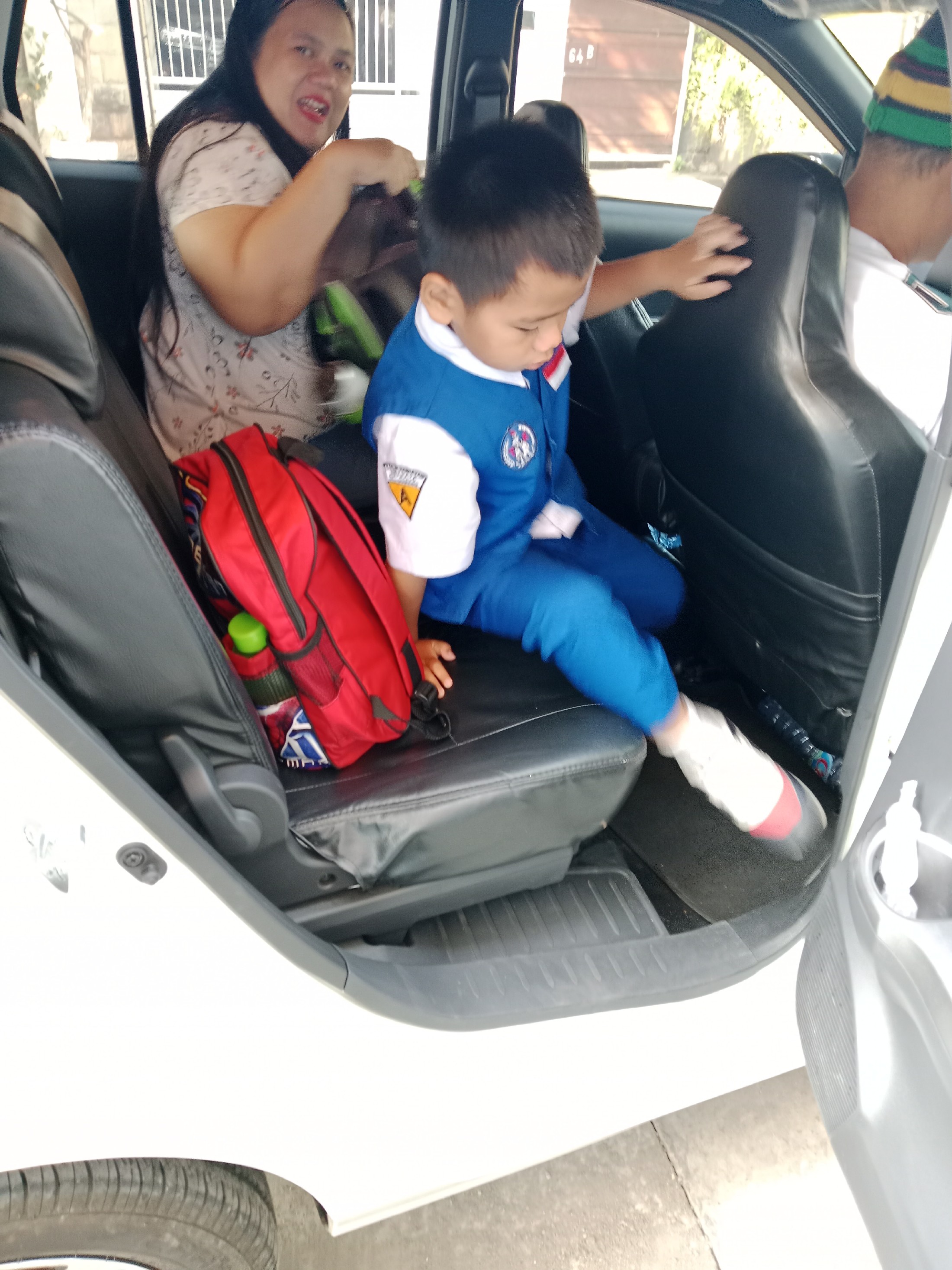 <p>Membantu guru piket di depan sekolah sambil pen...