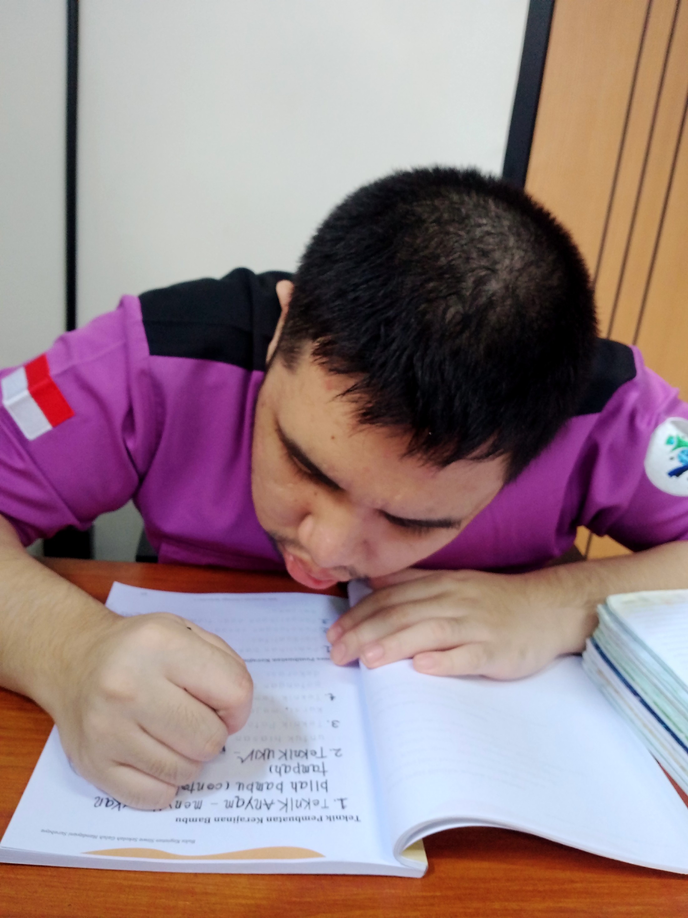 <p>Saya mendimpingi siswa Jose untuk mengerjakan t...