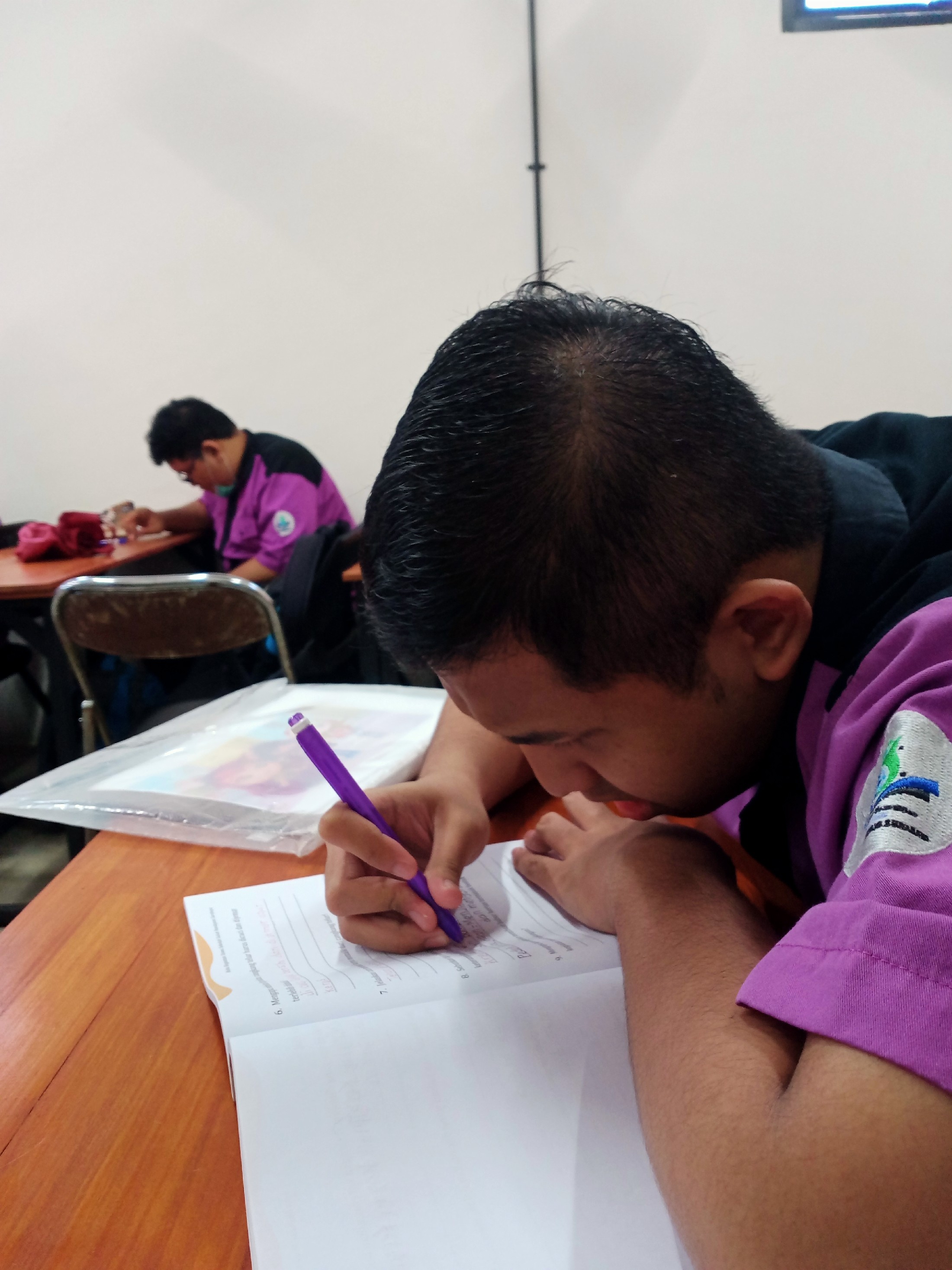 <p>Saya mendimpingi Rayhan untuk mengerjakan tugas...