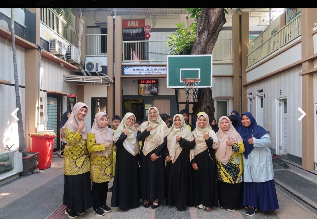 <p>Mendampingi tamu dari SD AL IKLAS</p>