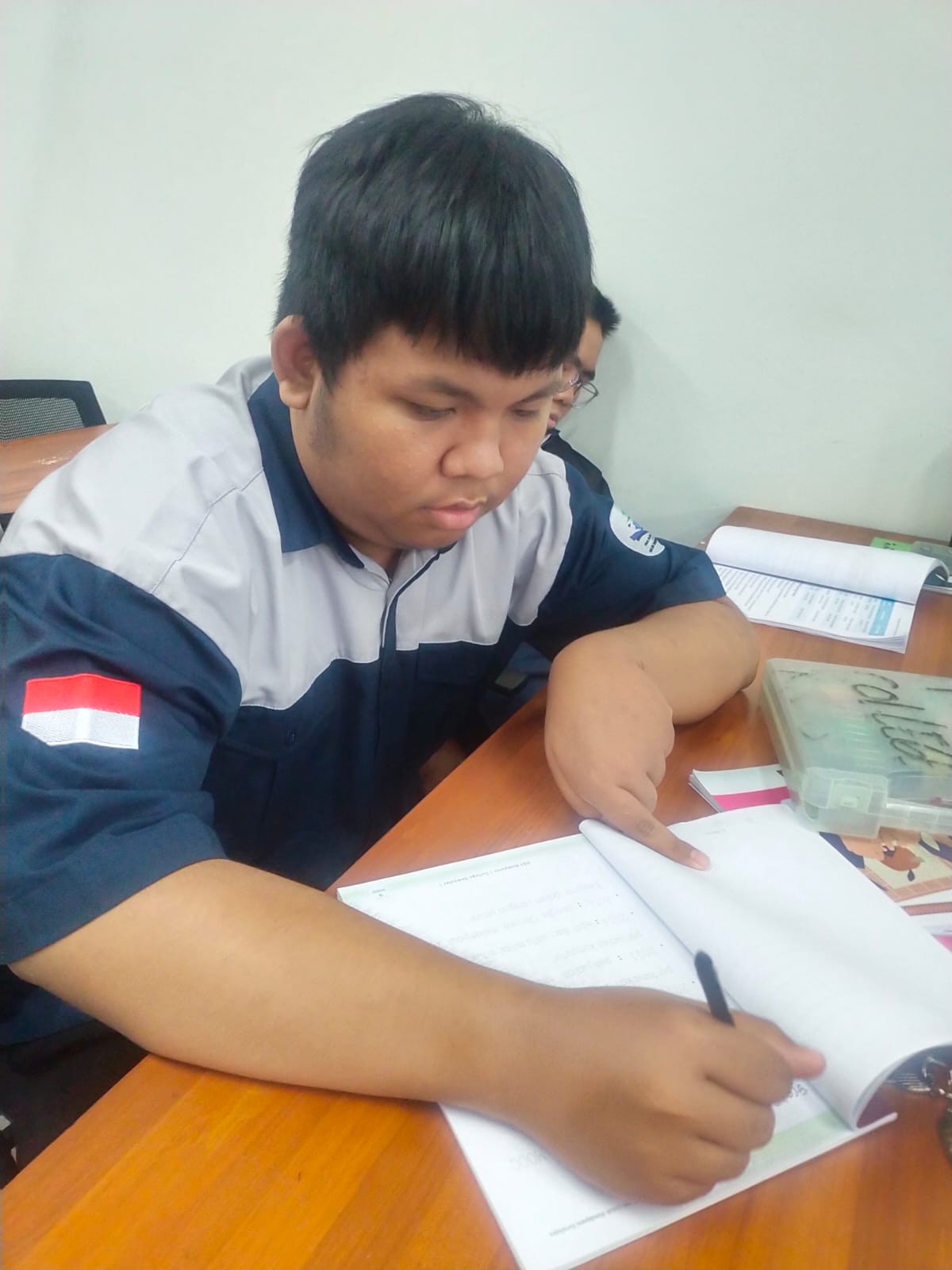 <p>Saya mendimpingi siswa Raka untuk mengerjakan t...