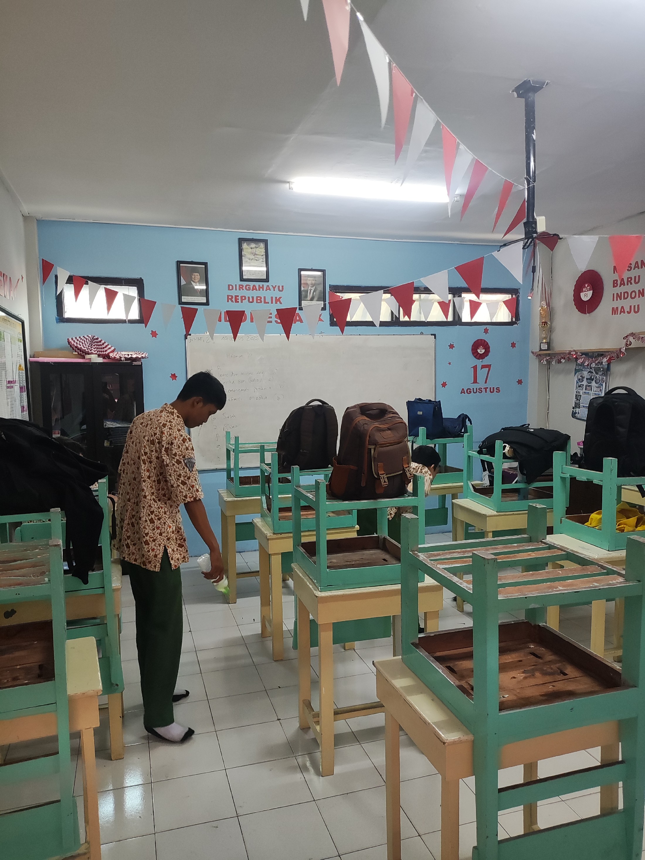 <p>Mendampingi anak2 membersihkan kelas</p>