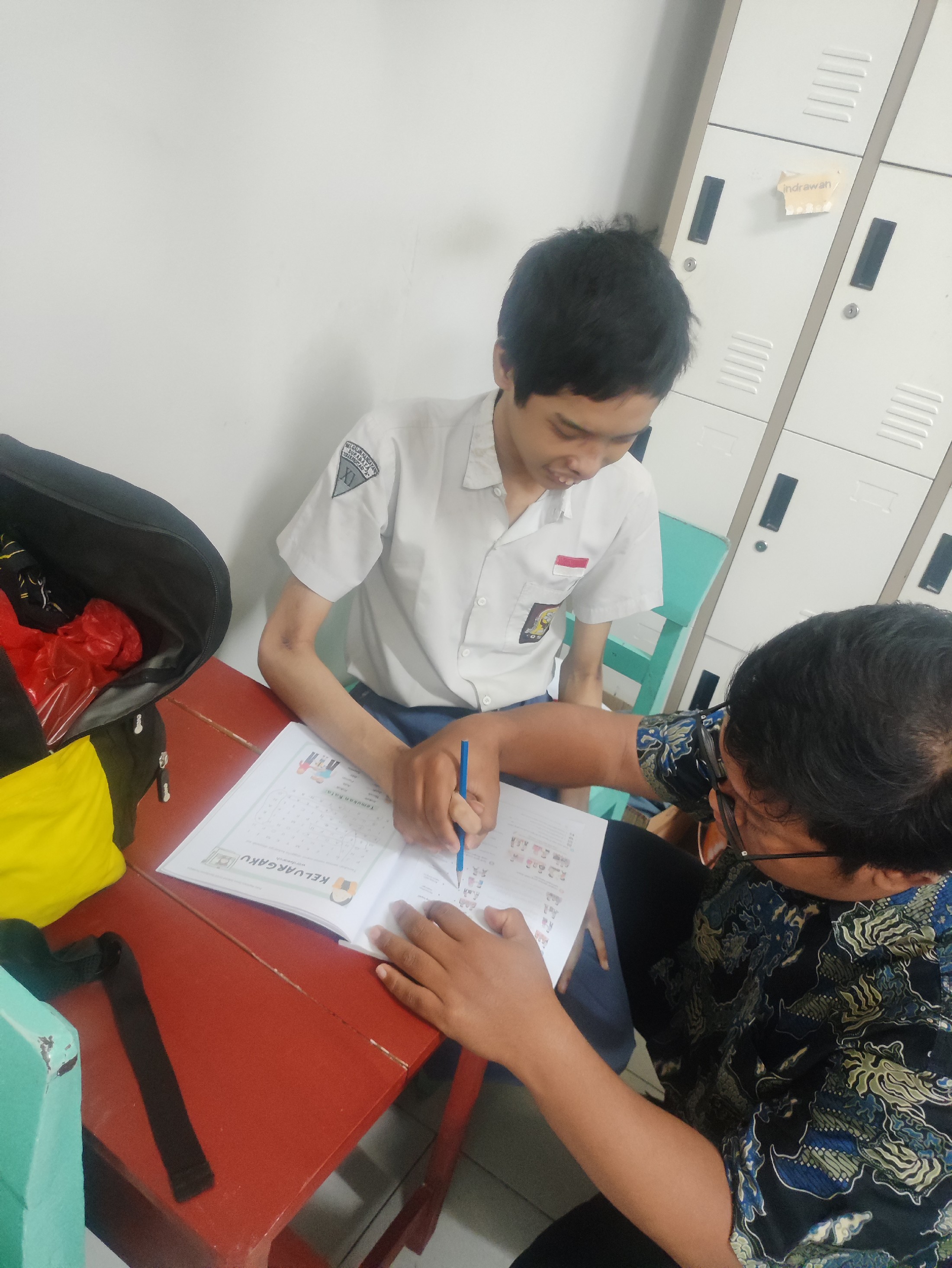 <p>Membantu anak2 mengerjakan bks</p>