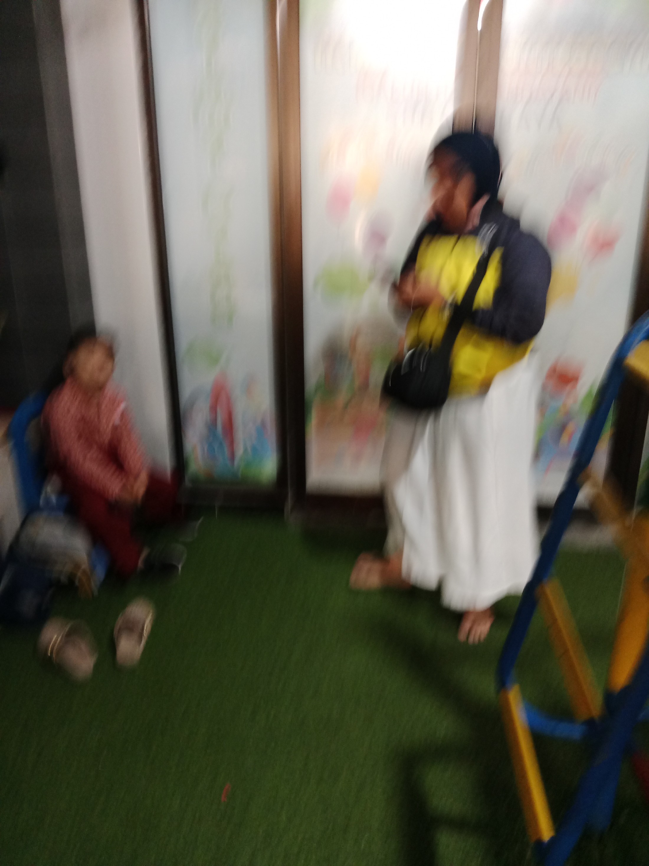 <p>Membantu piket di depan sekolah serta penjemput...