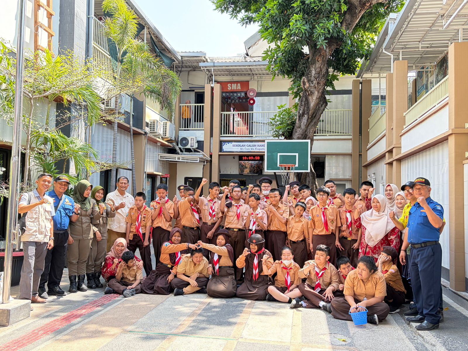 <ul>
<li>Kegiatan pembiasaan dan apel pagi</li>
<l...