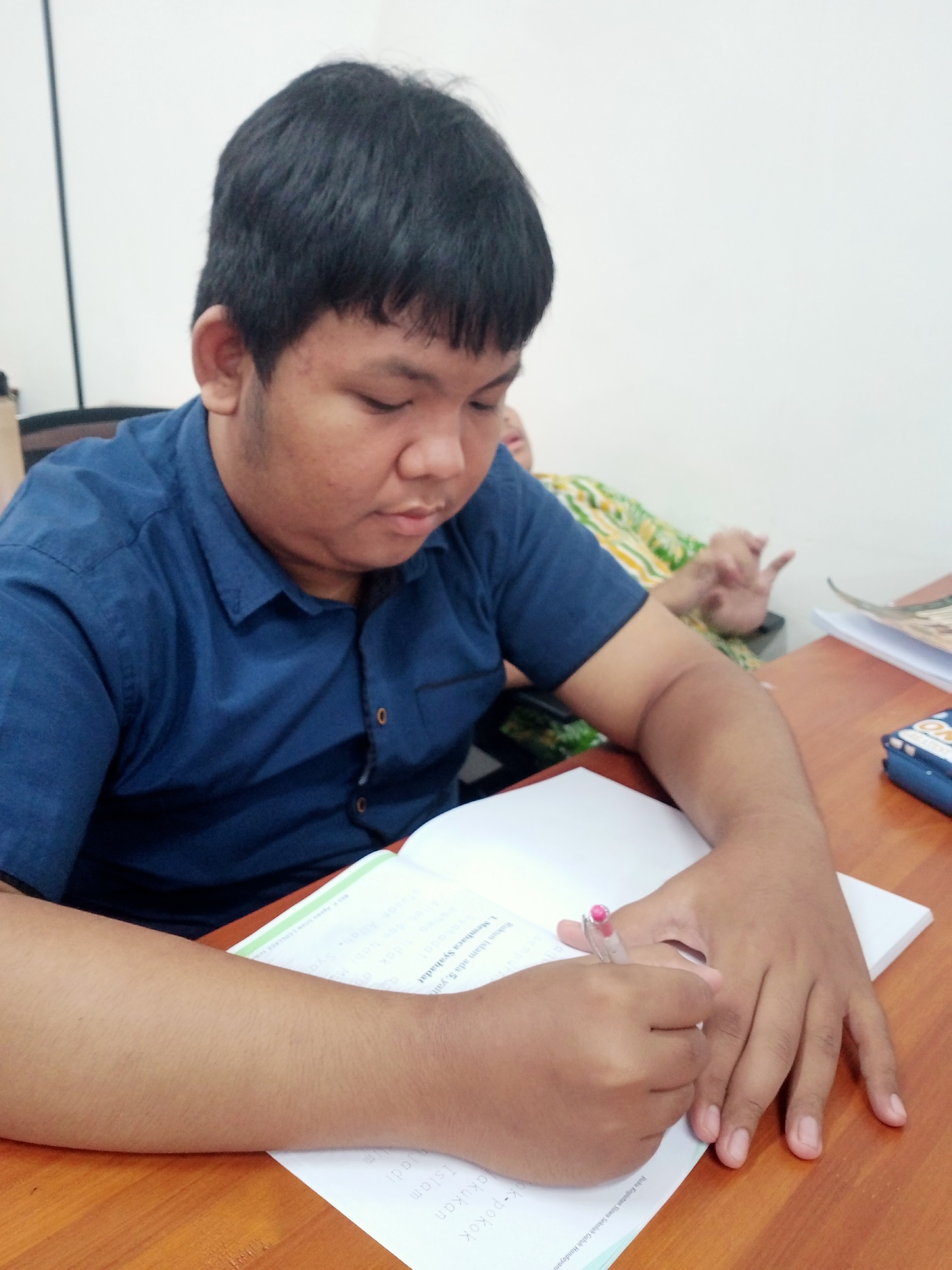<p>Saya mendimpingi siswa Raka untuk mengerjakan t...