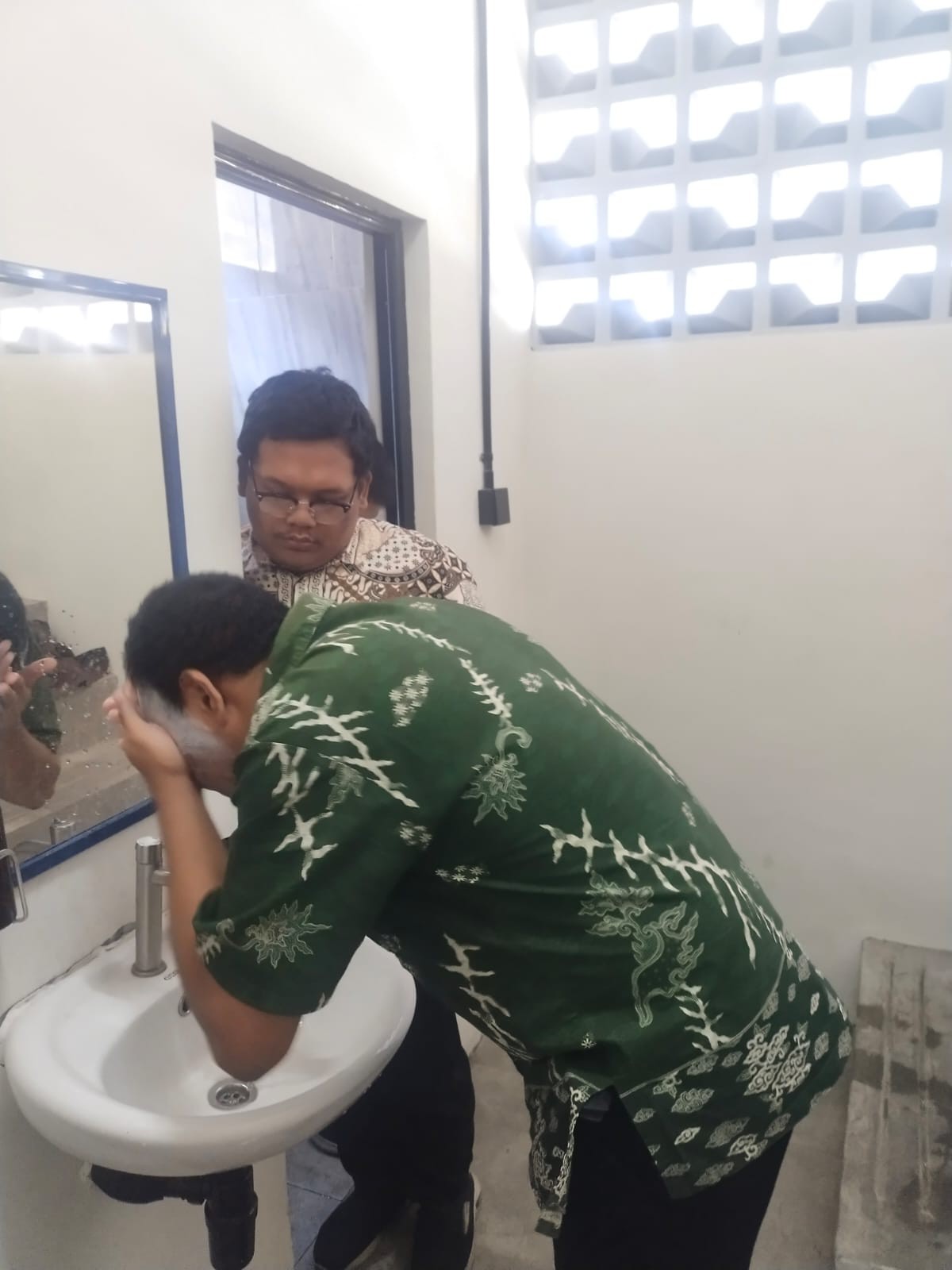 <p>Saya menunggu anak-anak kegiatan setiap hari ju...