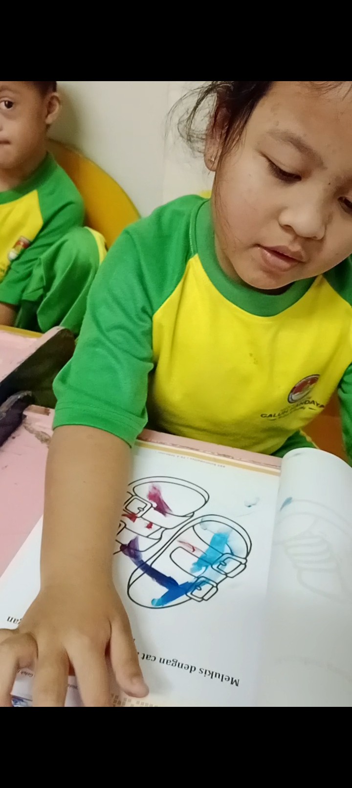 <p>1.olah raga senam 2. Mengerjakan bks ketrampila...