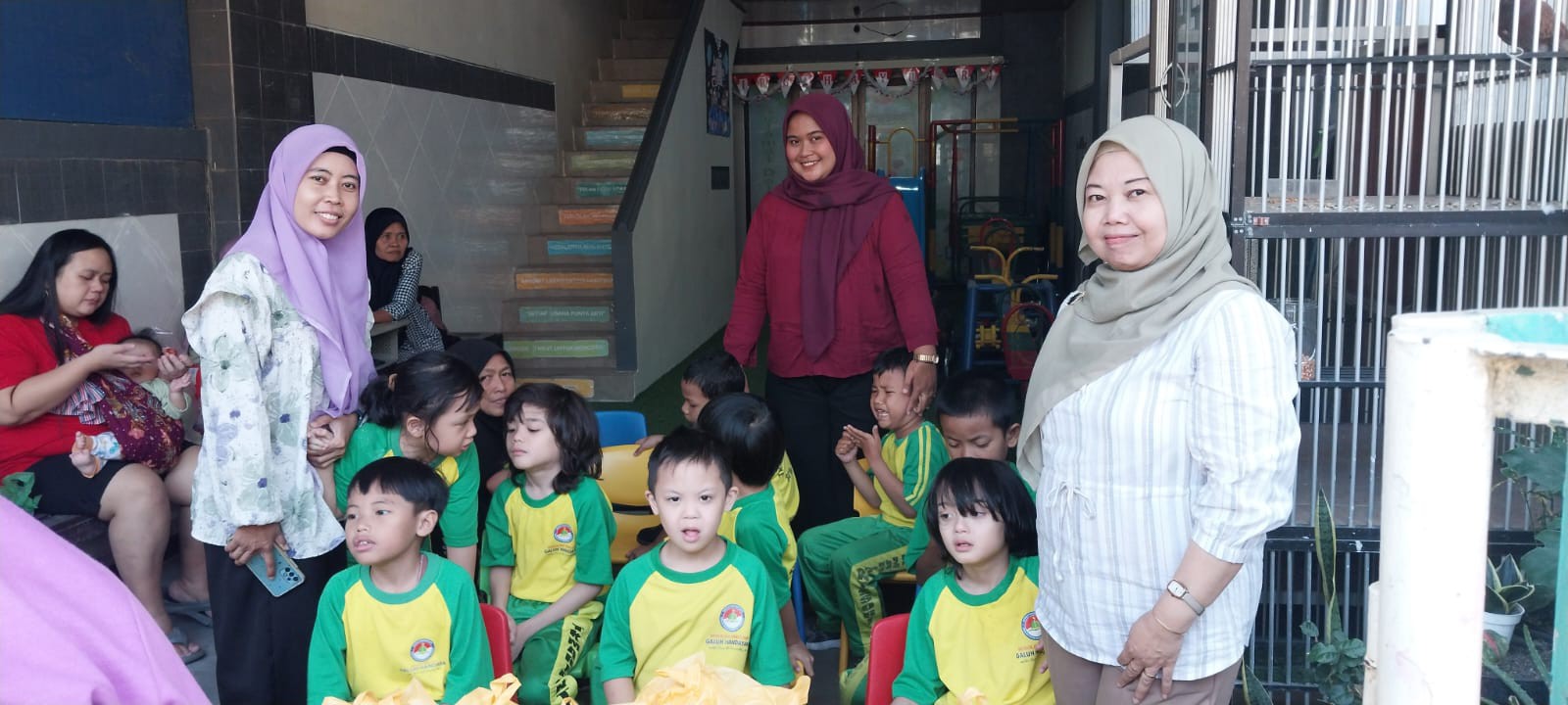 <p>Pembagian jumat berkah di depan sekolah</p>