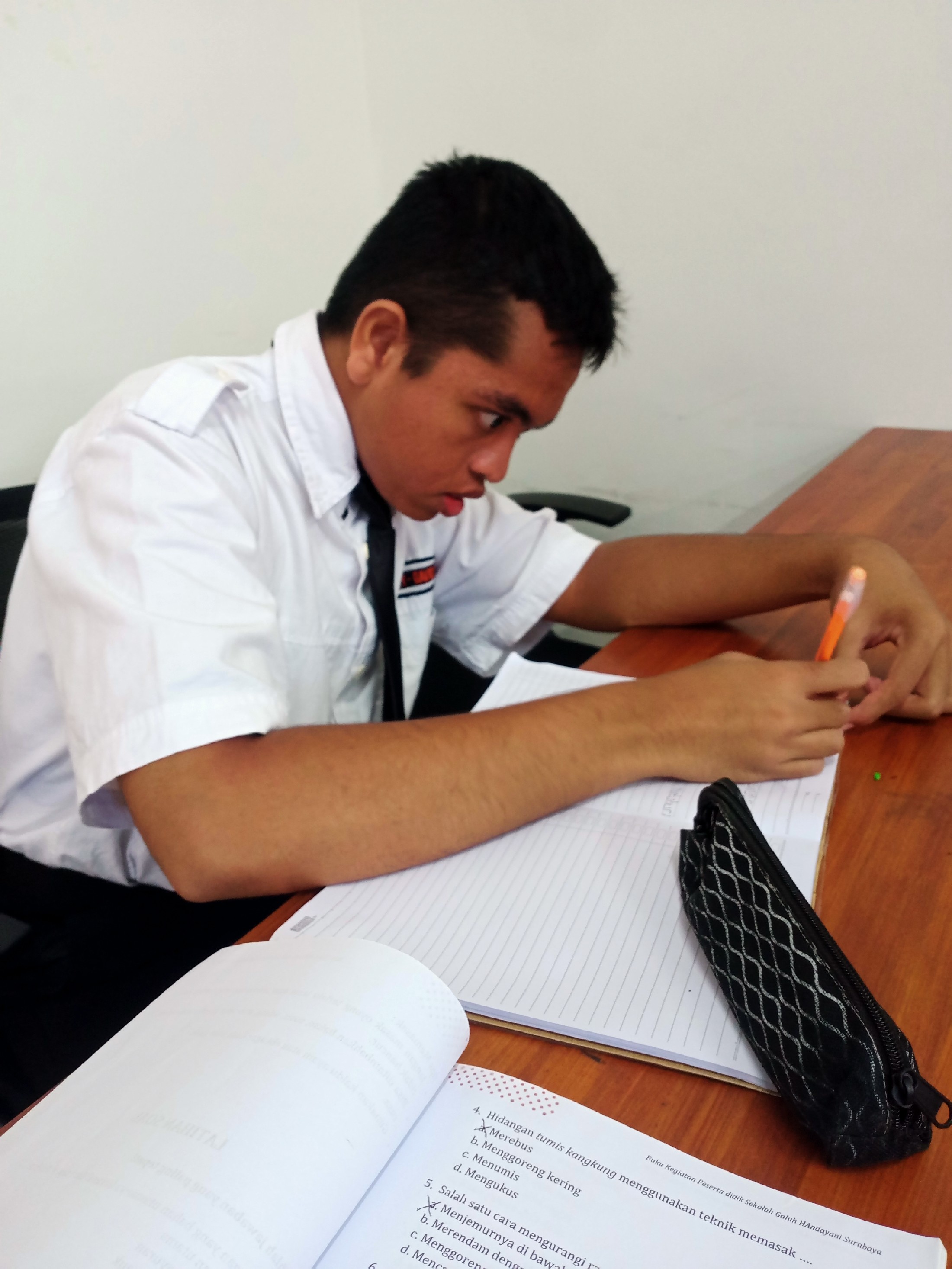 <p>Saya mendimpingi siswa Riswan untuk mengarahkan...