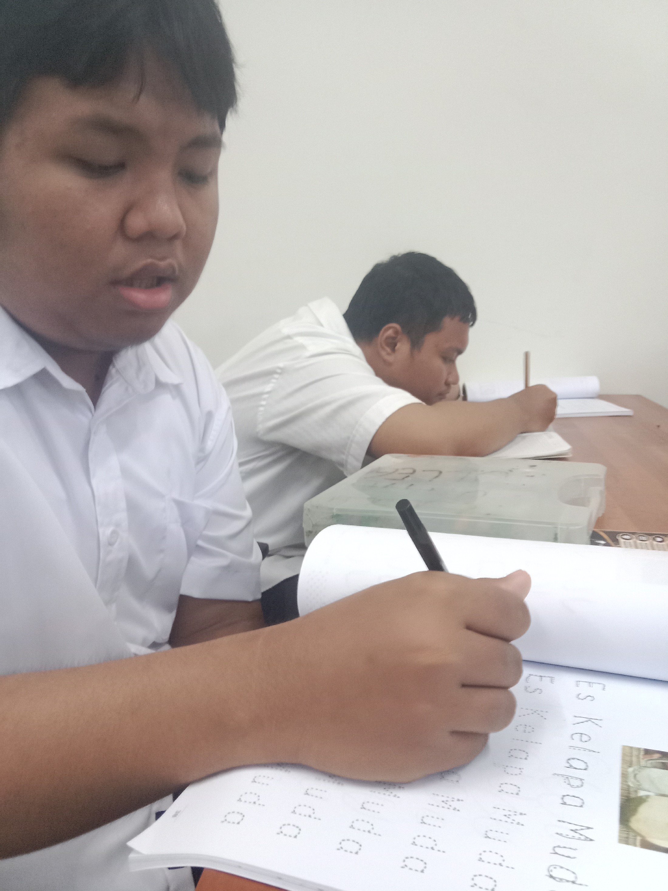 <p>Mendampingi raka mengerjakan BKS tata boga, dan...