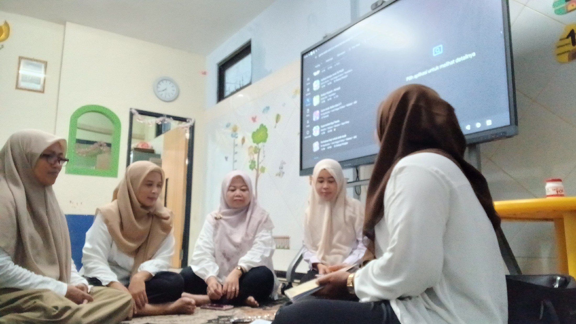<p>Brifing pagi bersama kepala sekolah dan guru se...