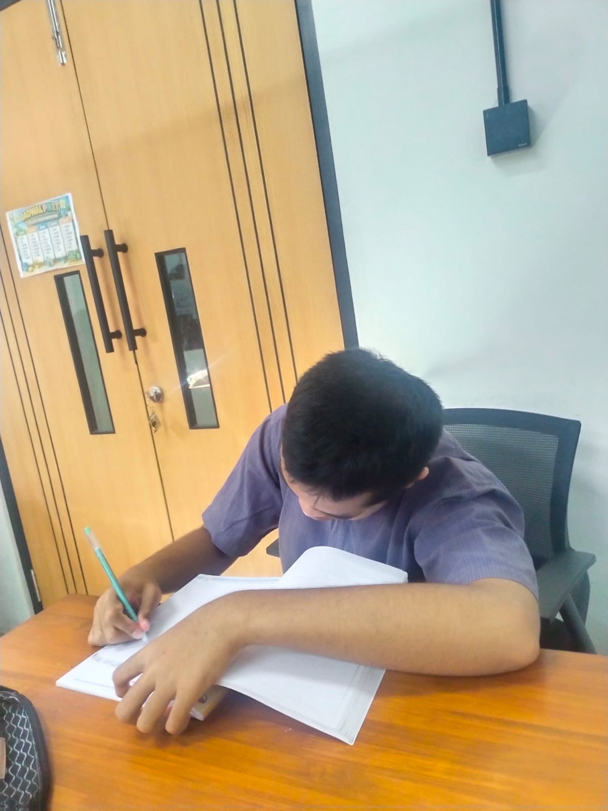 <p>Saya mendimpingi siswa Riswan untuk mengerjakan...