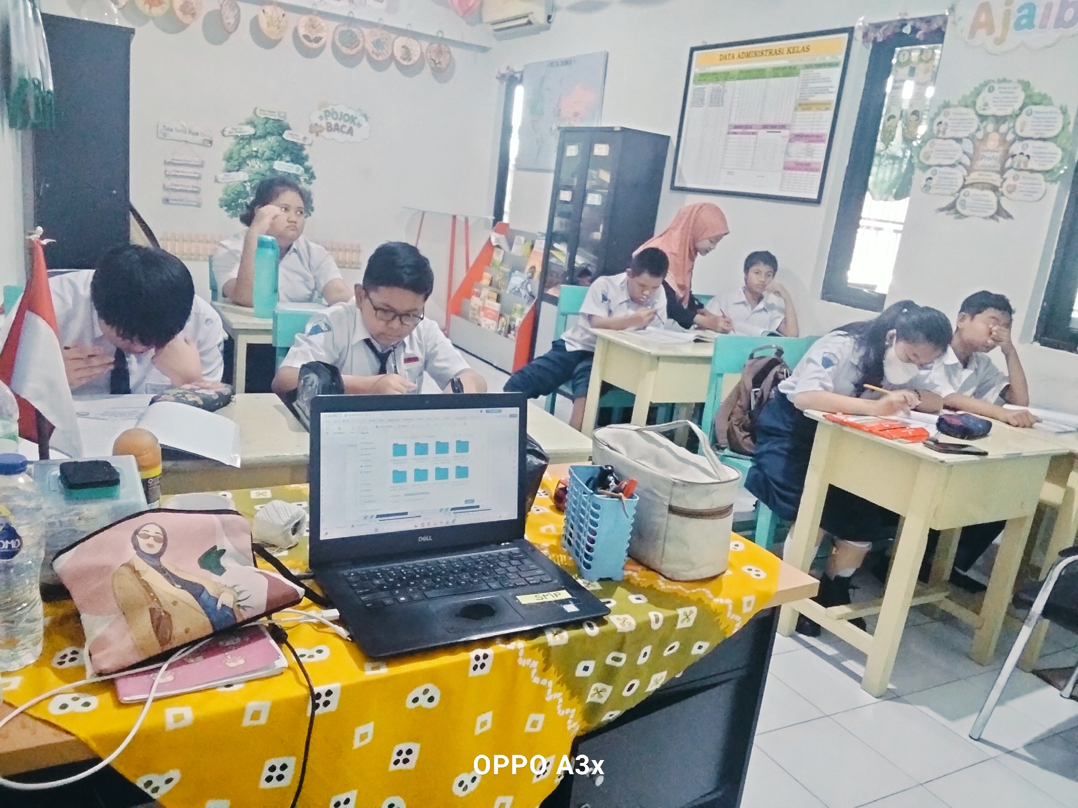 <p>Apel pagi,,,, berdoa,,, mendampingi anak-anak s...