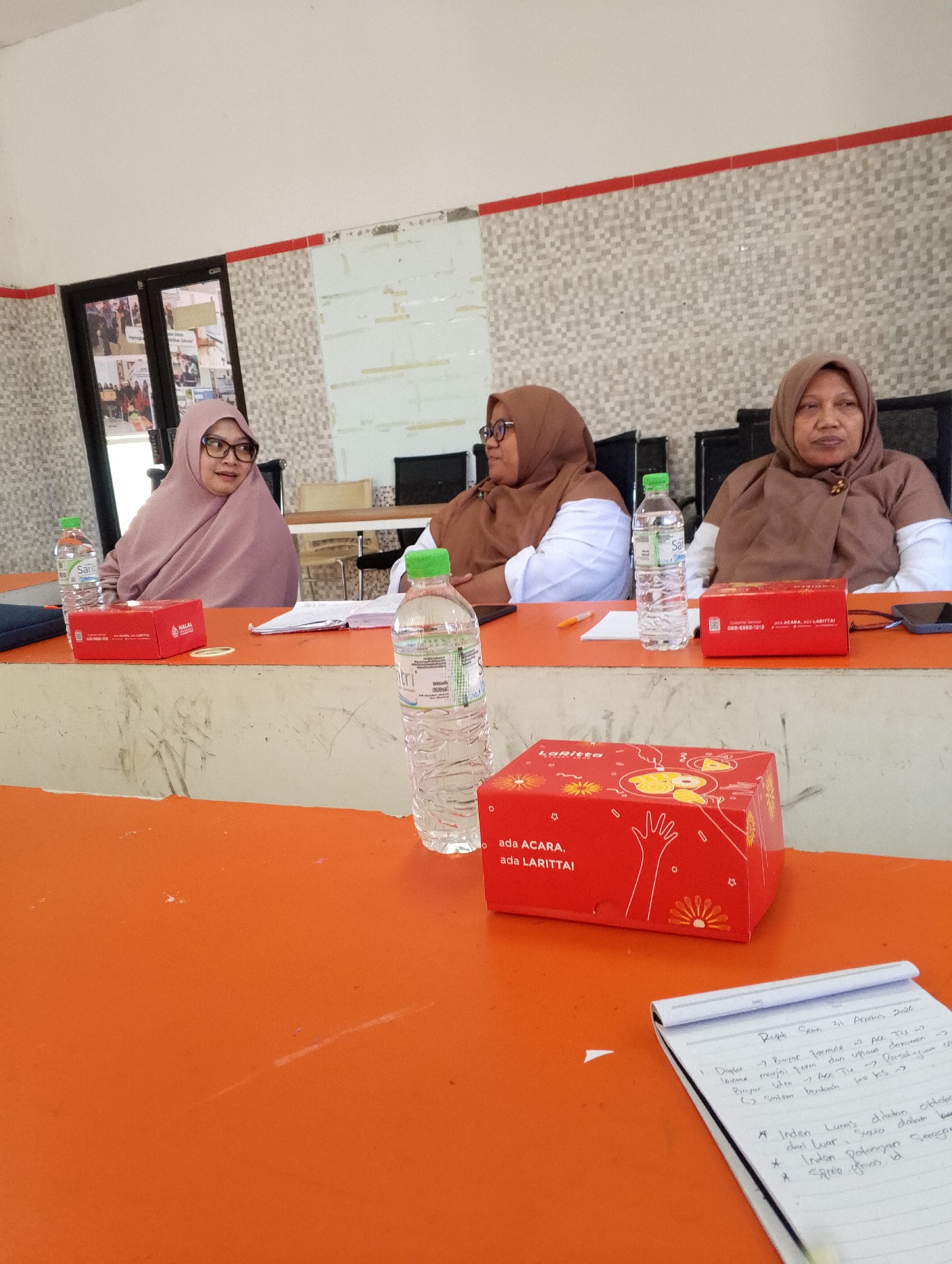<p>Rapat dengan management dan yayasan</p>