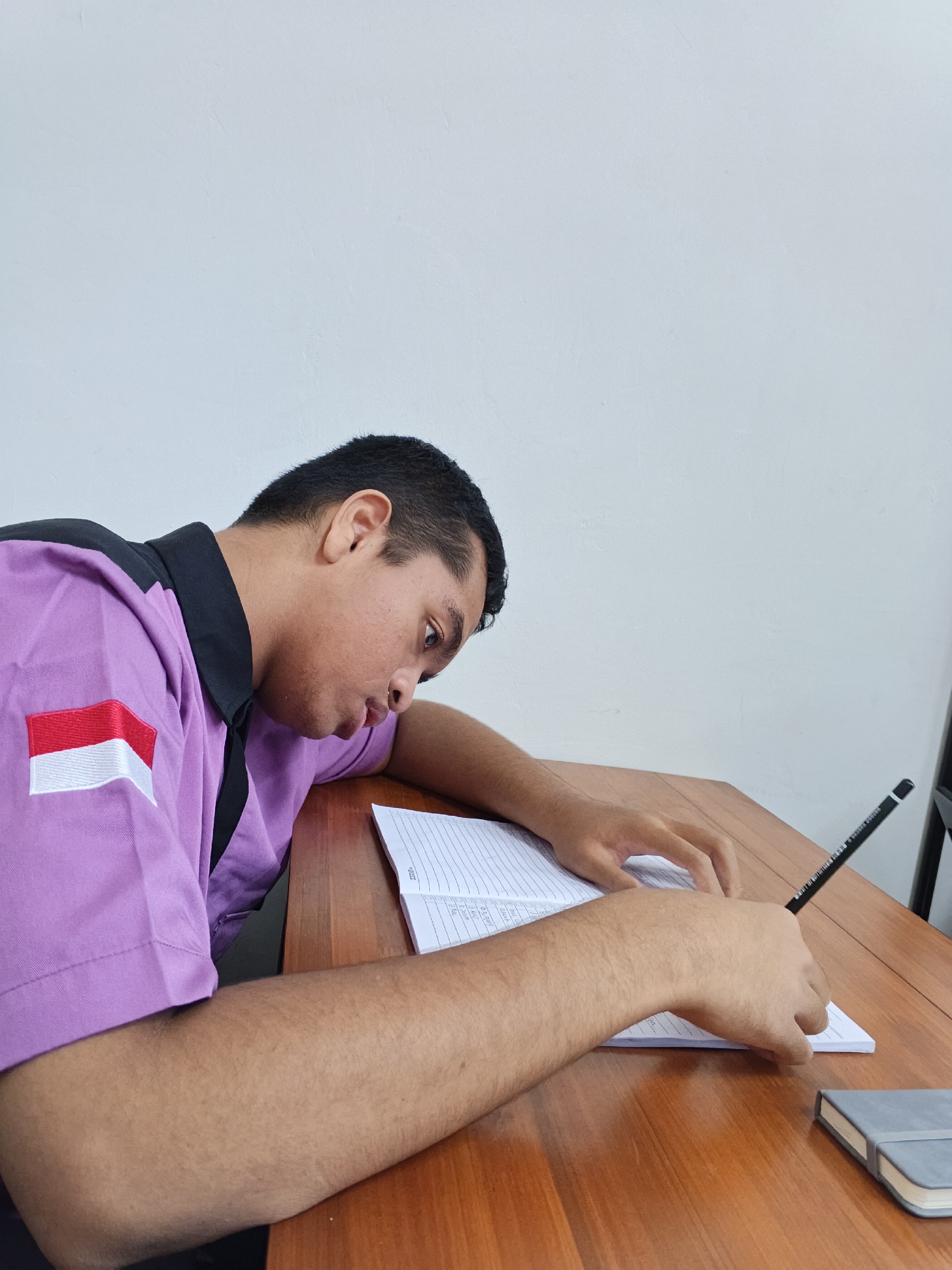 <p>Mendampingi Riswan Mengerjakan Soal Latihan Pra...