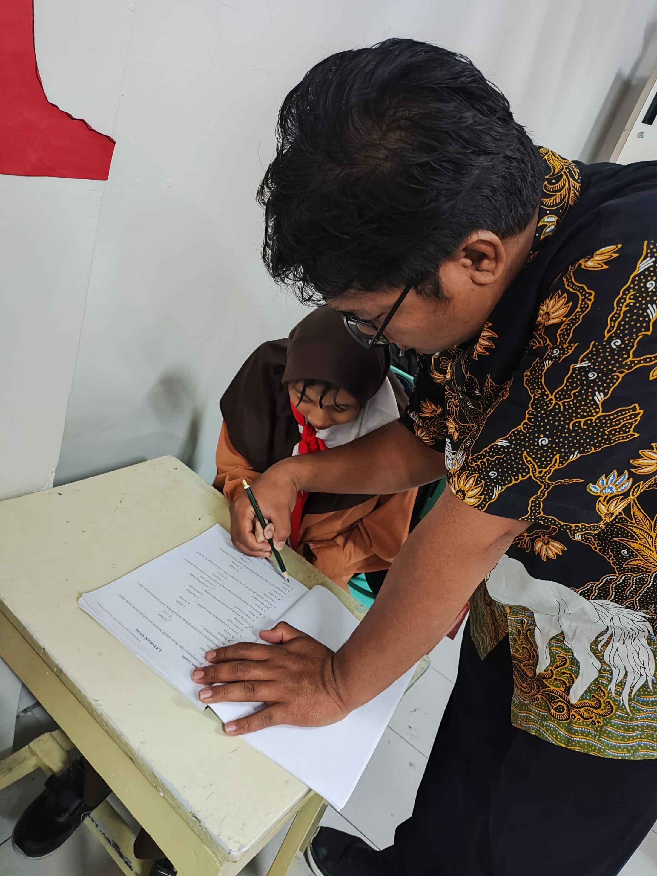 <p>Membantu anak-anak mengerjakan bks</p>