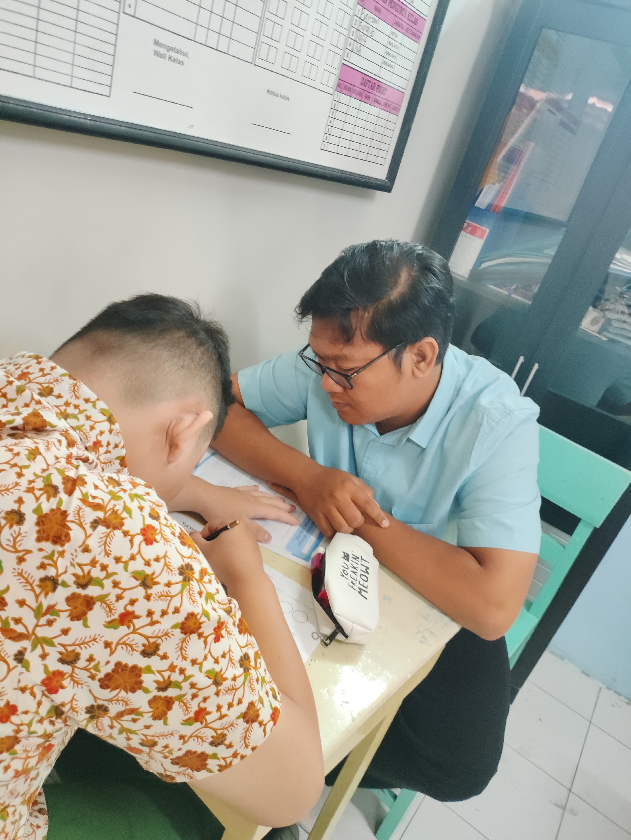 <p>Membantu anak2 mengerjakan bks</p>