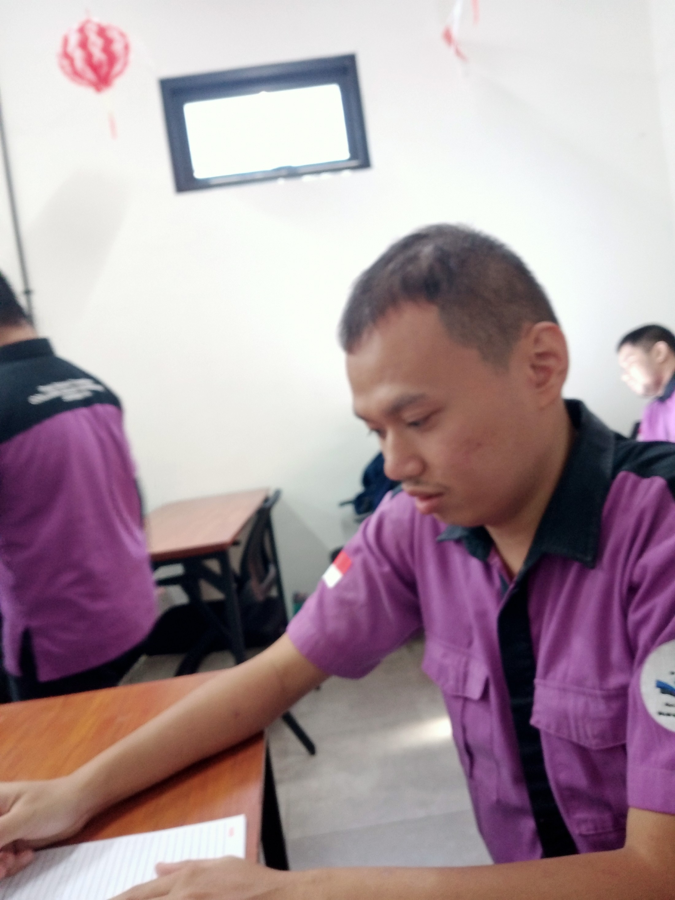 <p>Saya mendimpingi siswa chorus menebalkan titik...