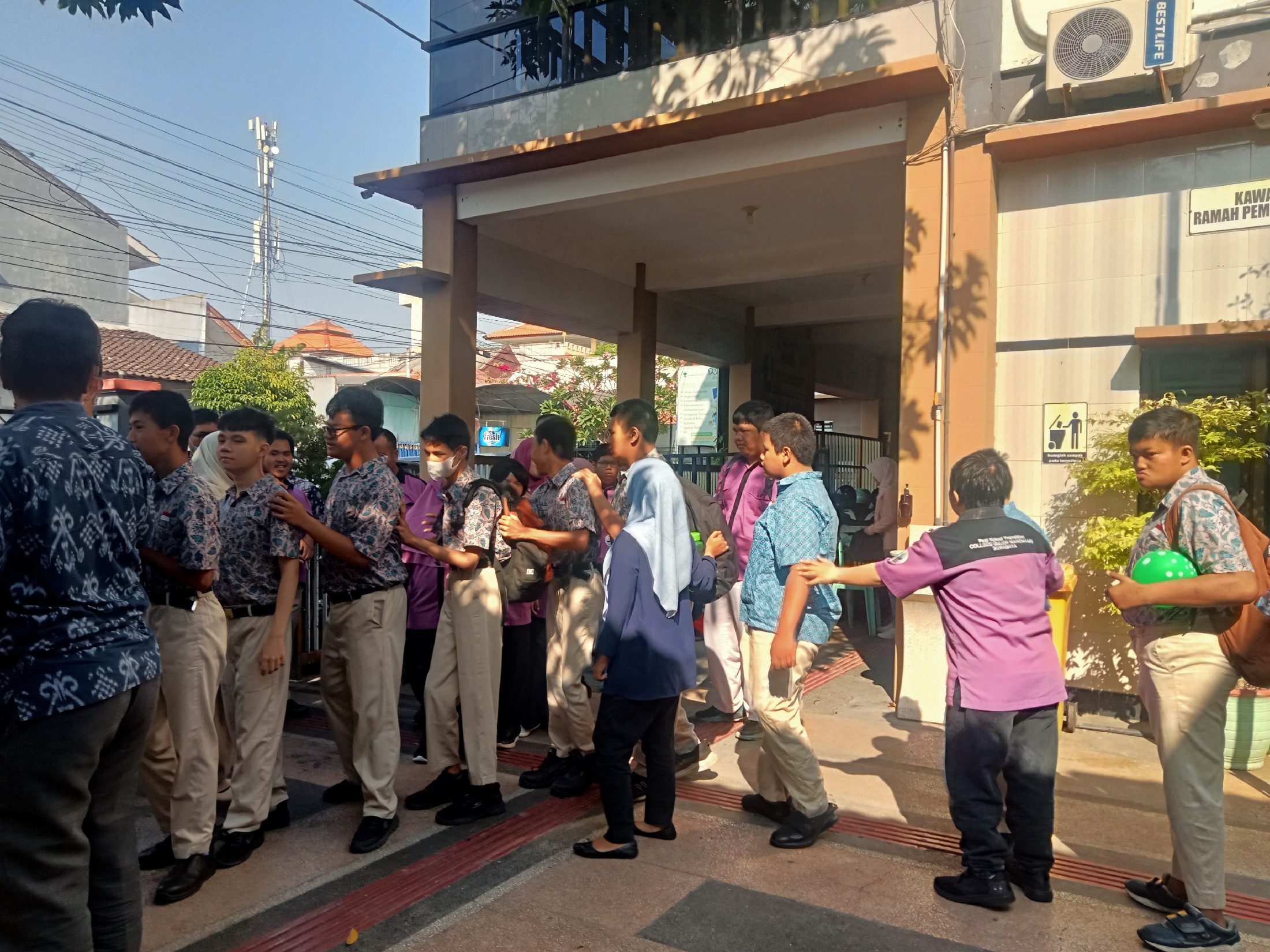 <p>Mendampingi kegiatan apel pagi</p>