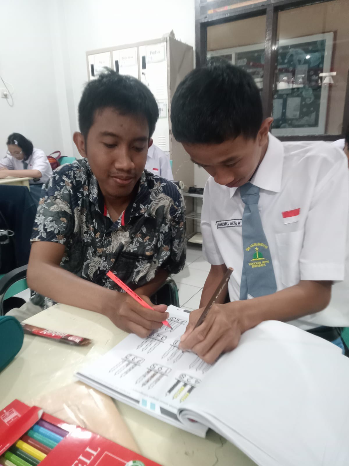 <p>Mendampingi siswa kelas 10 dalam proses belajar...