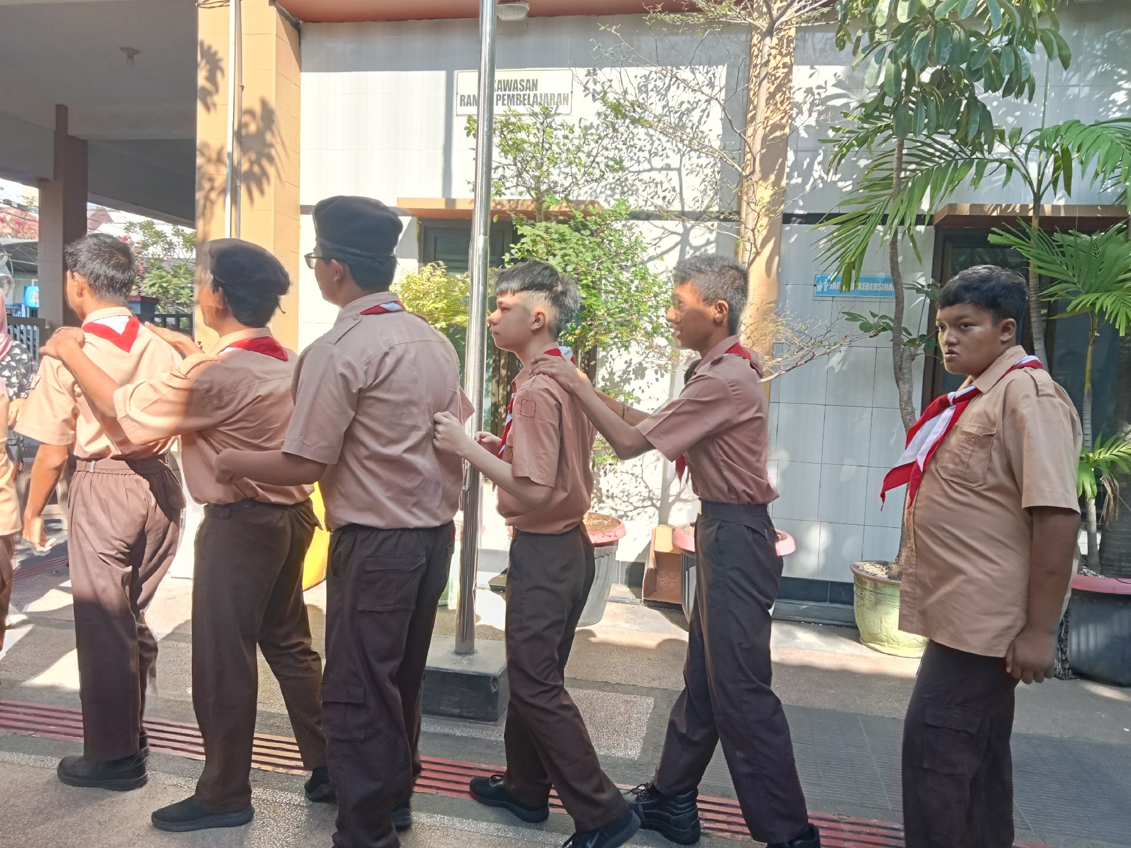 <p>Mendampingi kegiatan apel pagi</p>