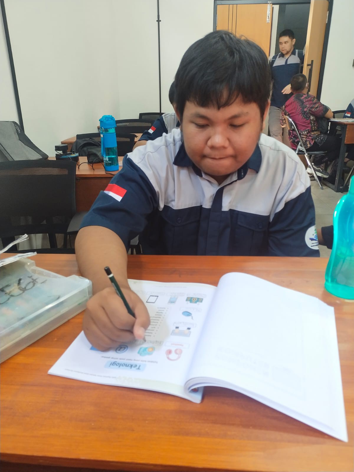 <p>Saya mendimpingi siswa Raka untuk mengerjakan b...