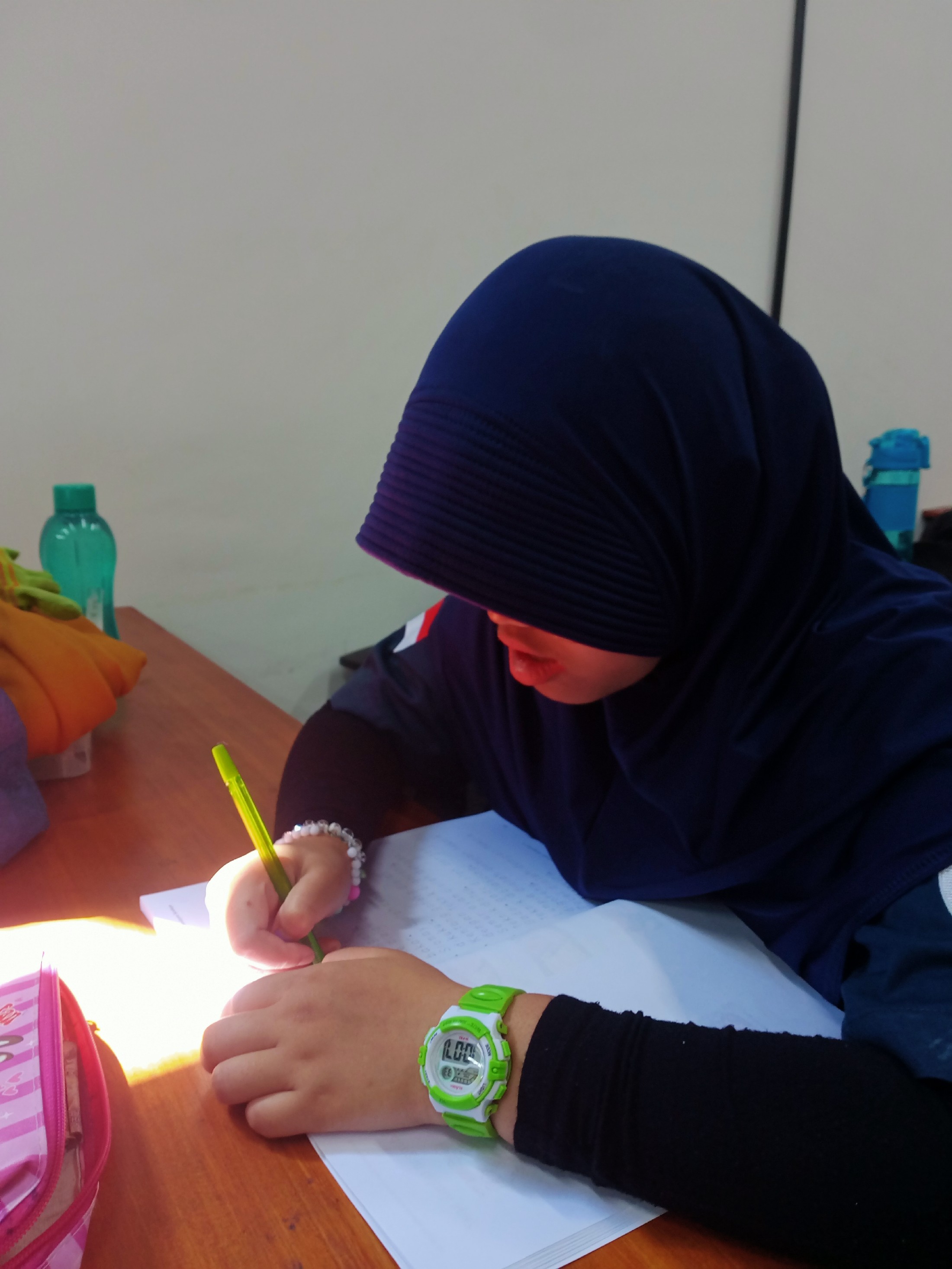 <p>Saya mendimpingi siswa Inez untuk mengerjakan b...