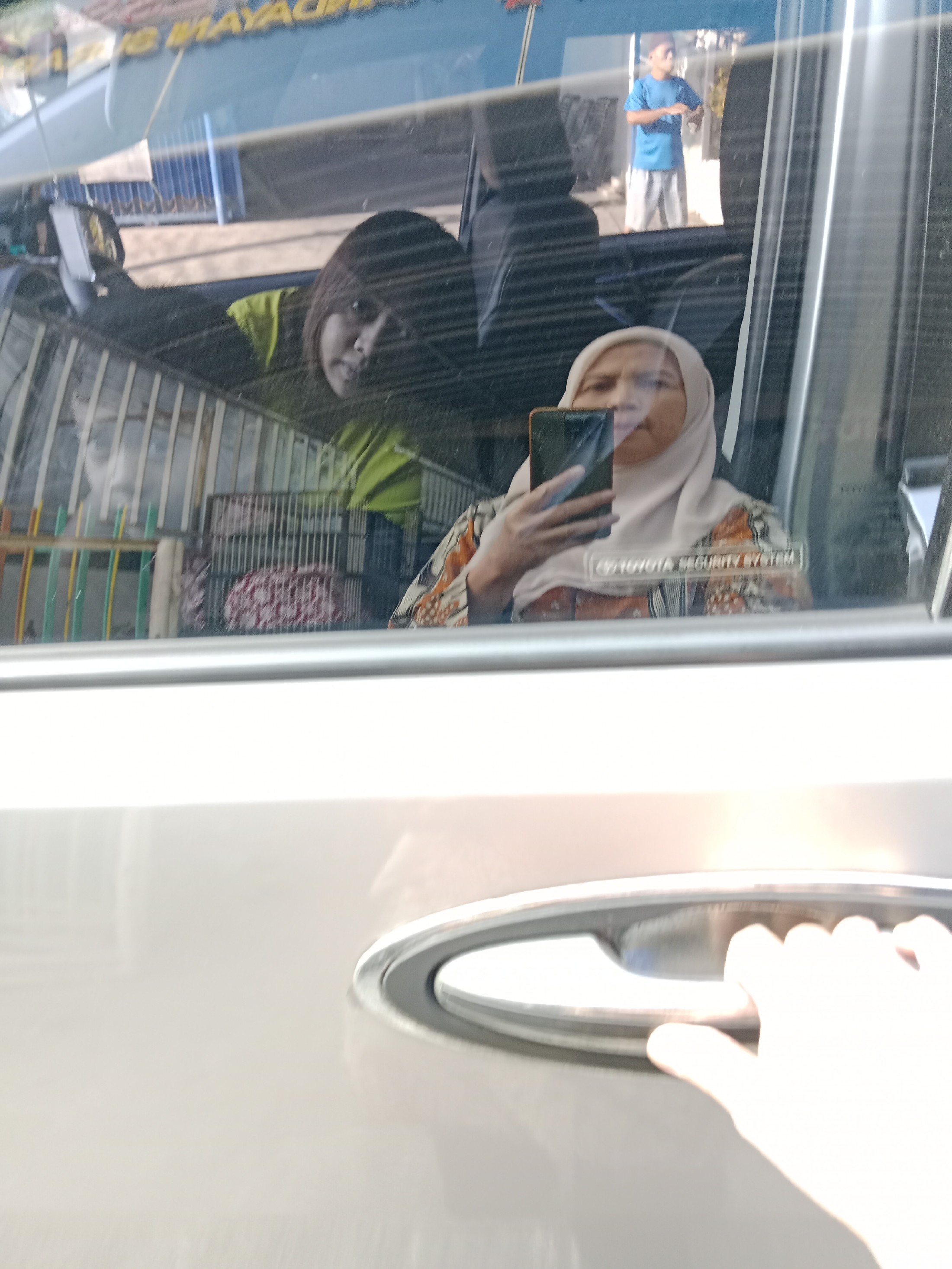 <p>Menunggu atau penjemputan siswa siswi mau masuk...