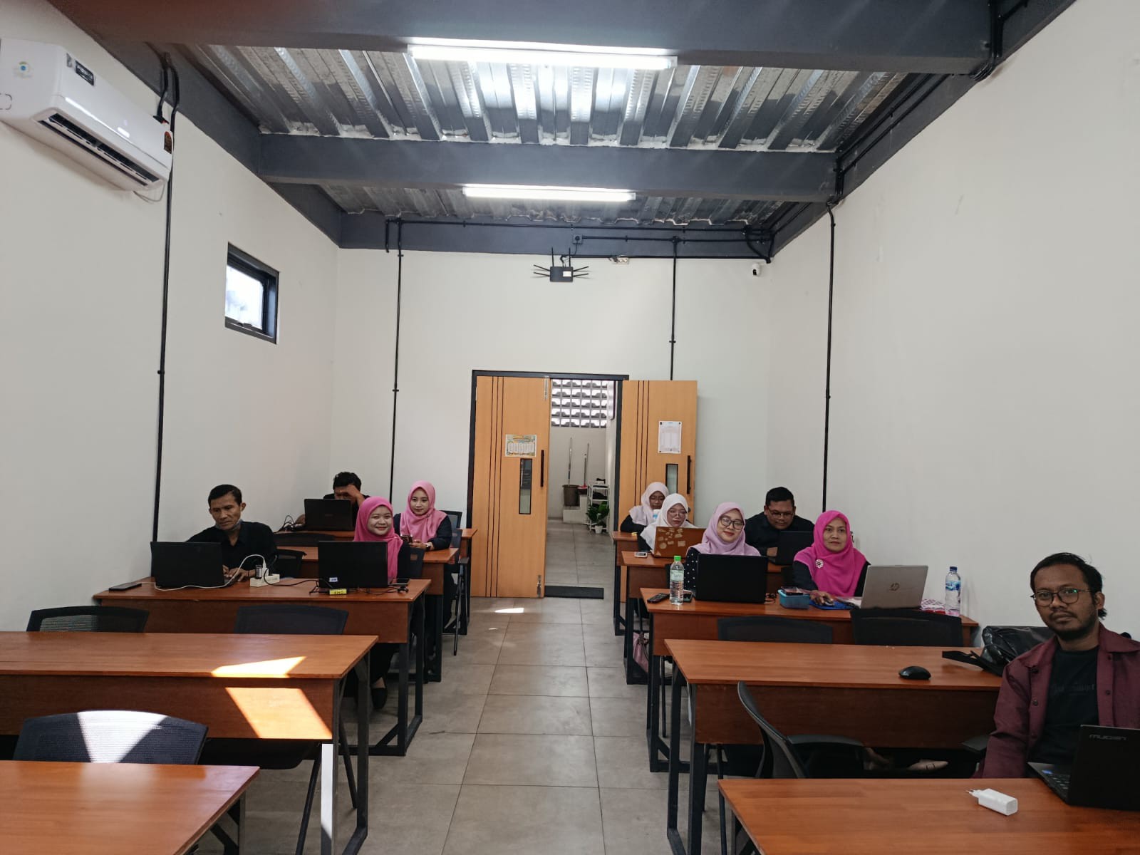 <p>Mengikuti zoom parenting online dan mengerjakan...