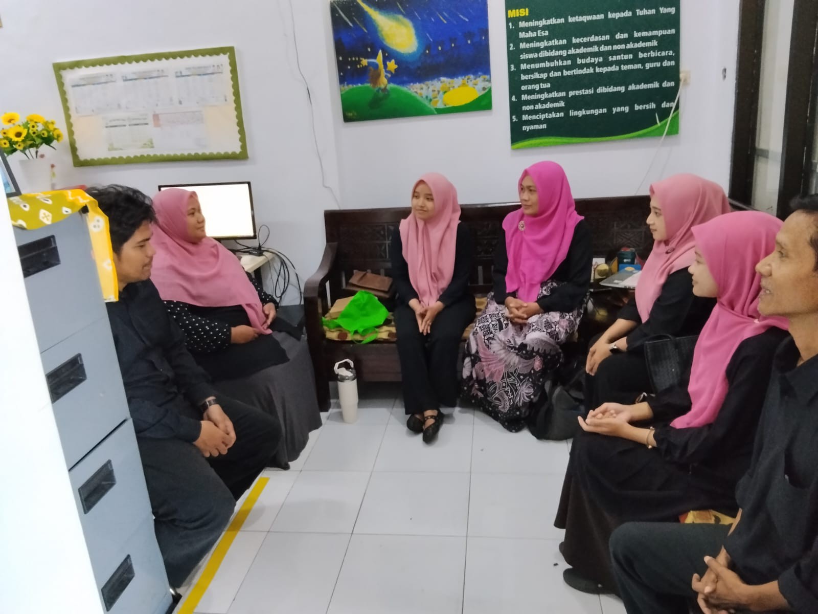 <p>Mengikuti briefing dr ibu kepala sekolah</p>