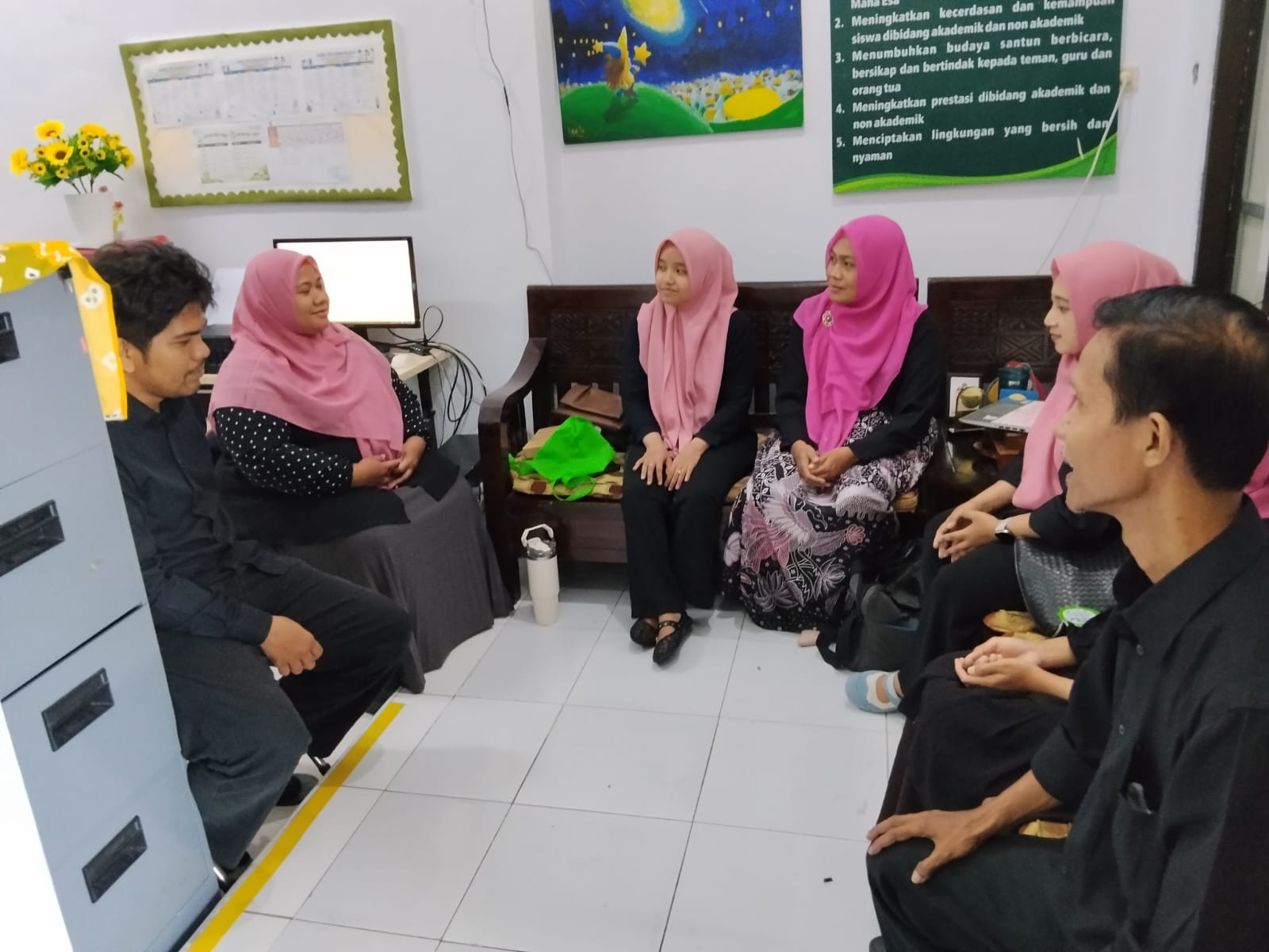 <p>Briefing rutin lembaga</p>