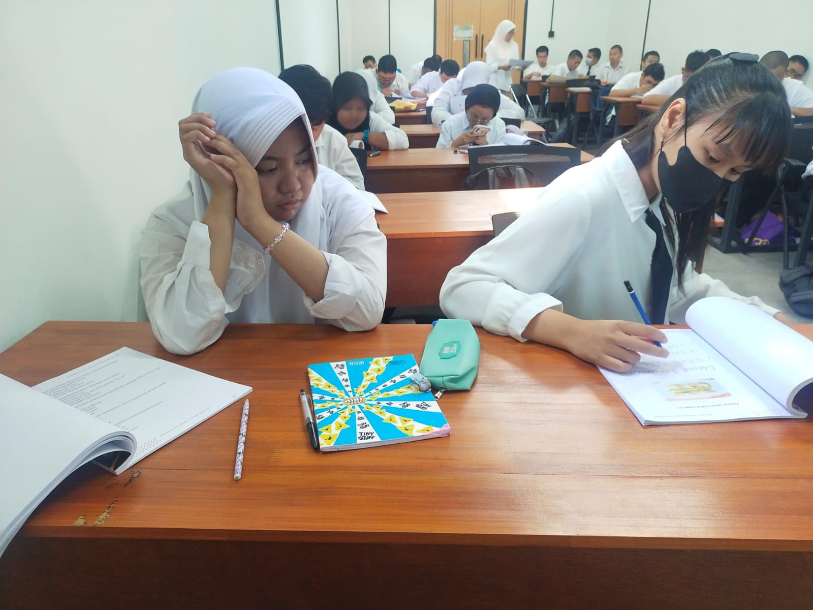 <p>Saya mendimpingi siswa Eva, tisya untuk belajar...