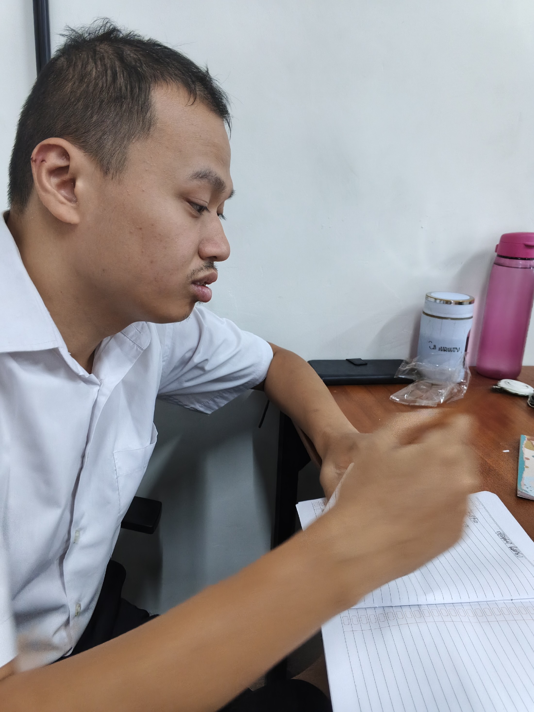 <p>Chorus Lagi Menebalkan Tulisan Di Buku Tulis.</...
