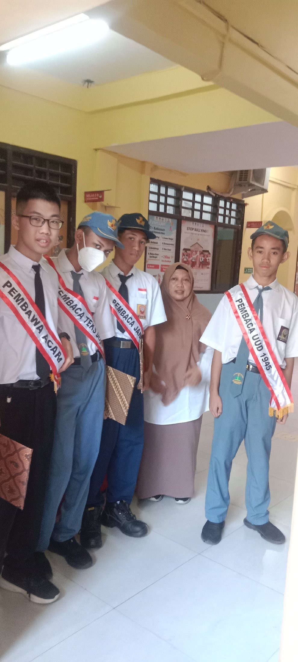 <ol>
<li>Persiapan kelengkapan upacara bendera har...