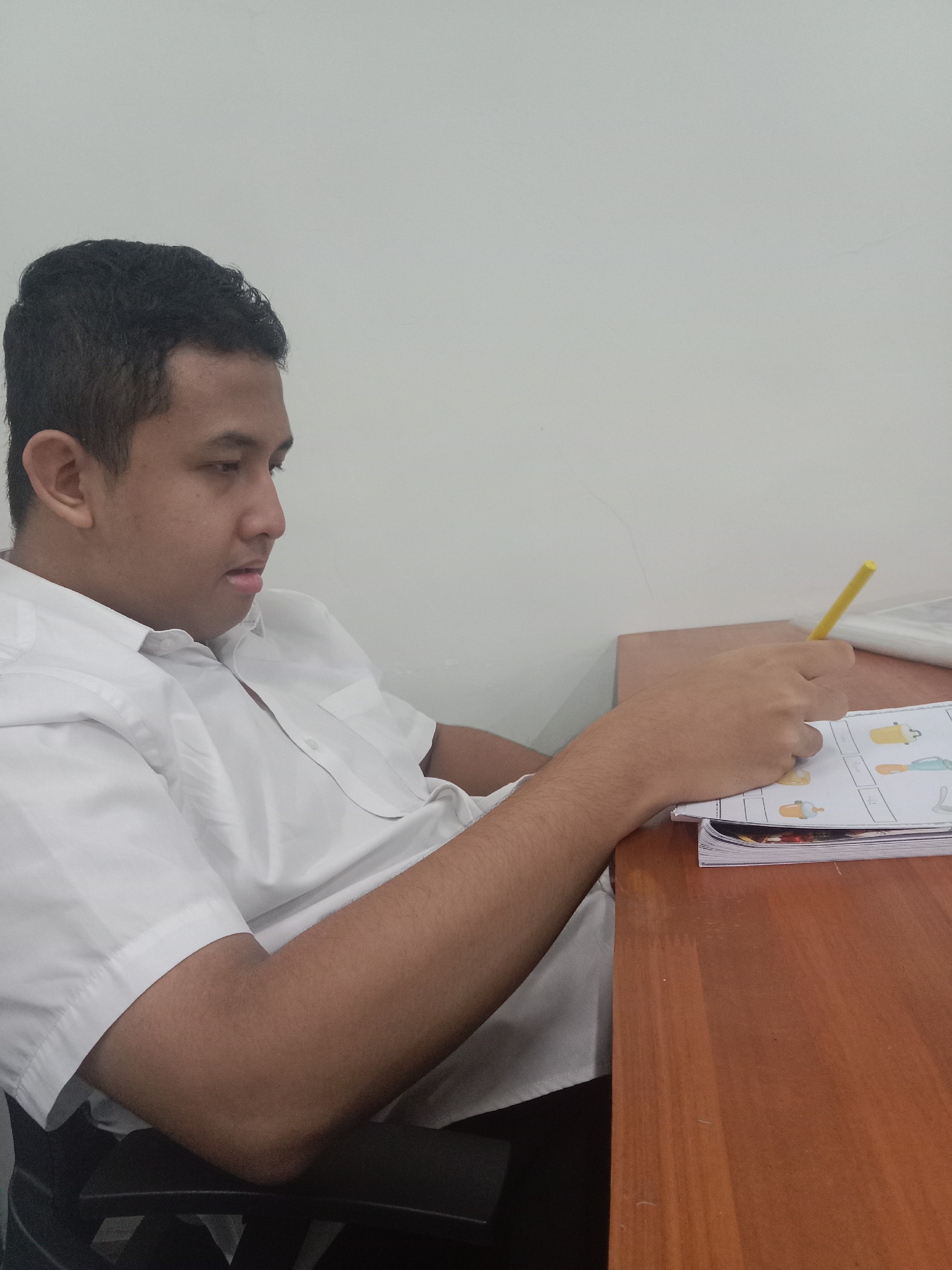 <p>Mendampingi Rayhan Fabio mengerjakan worksheet...