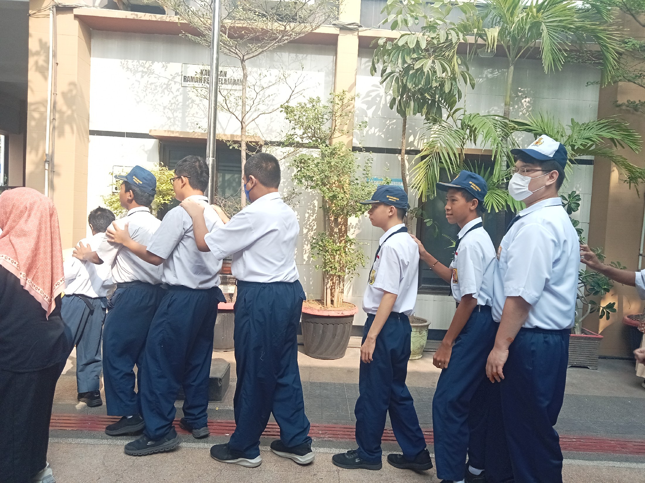 <p>Mendampingi kegiatan apel pagi&nbsp;</p>