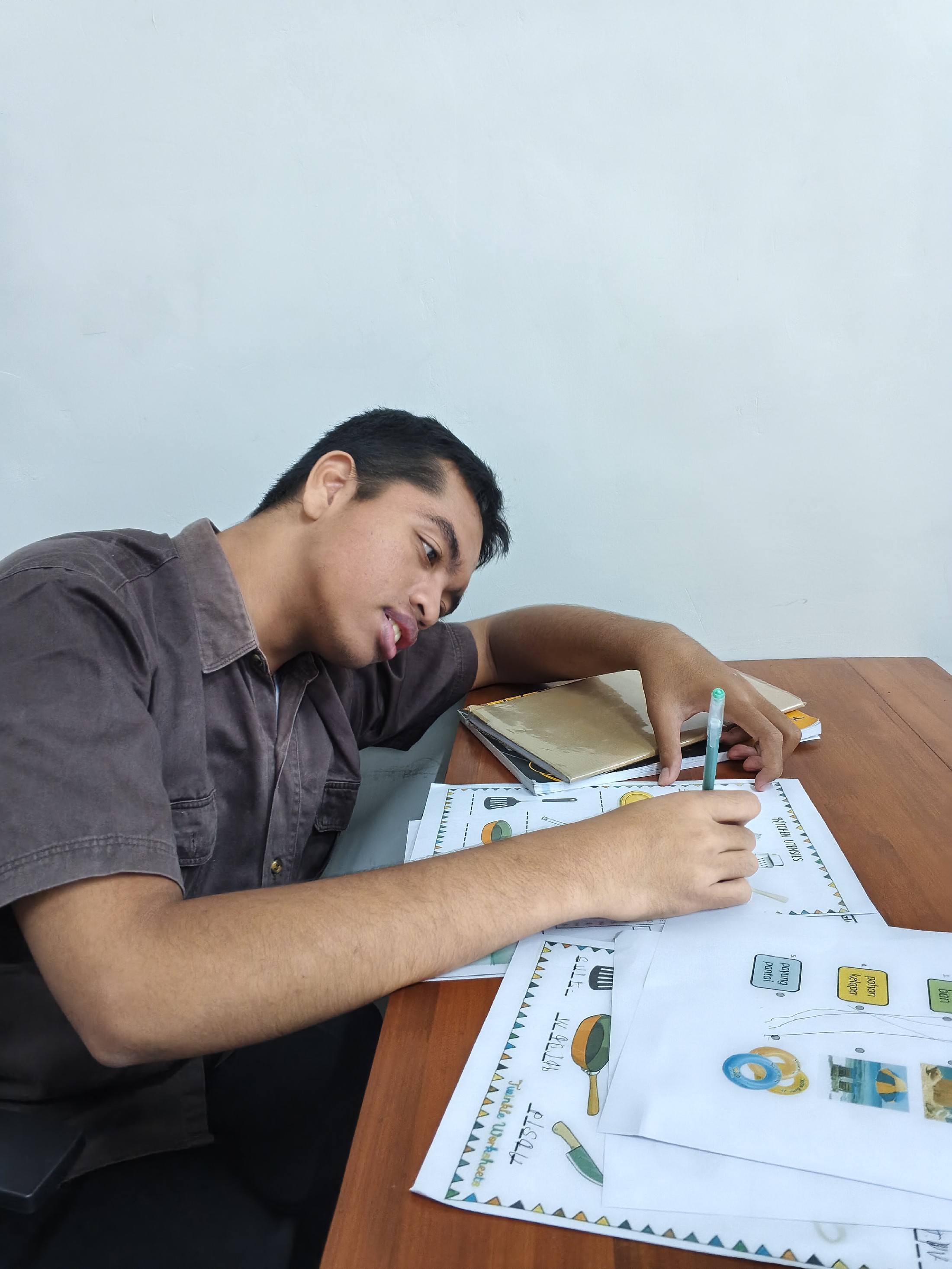 <p>Riswan Mengerjakan Soal Soal Worksheet.</p>