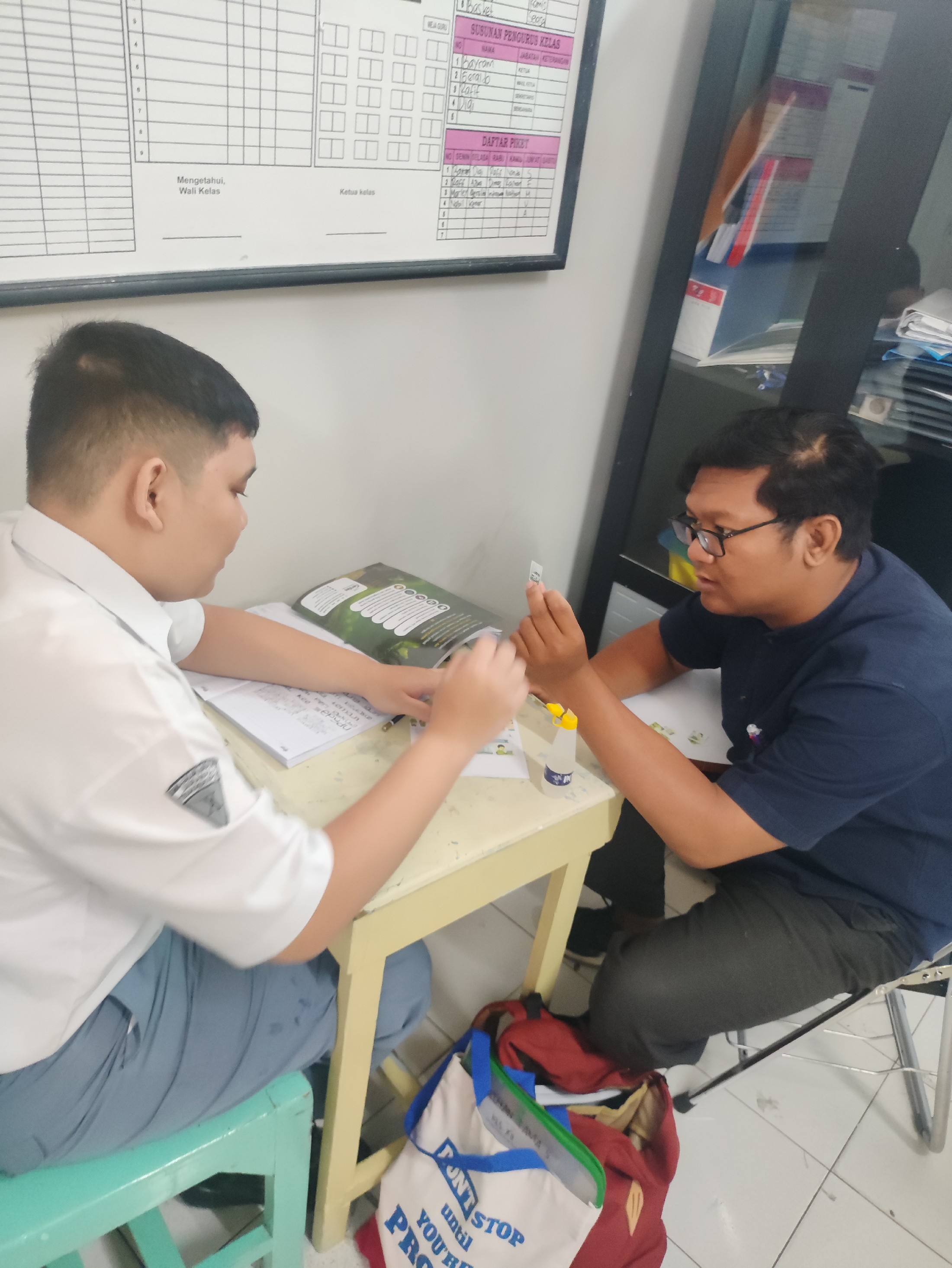 <p>Membantu anak2 mengerjakan bks</p>