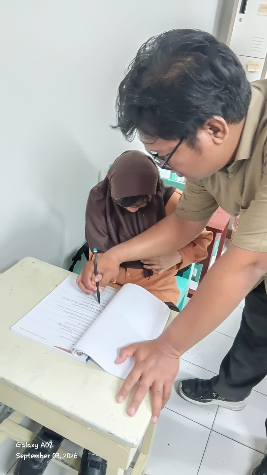 <p>Membantu anak-anak mengerjakan bks</p>