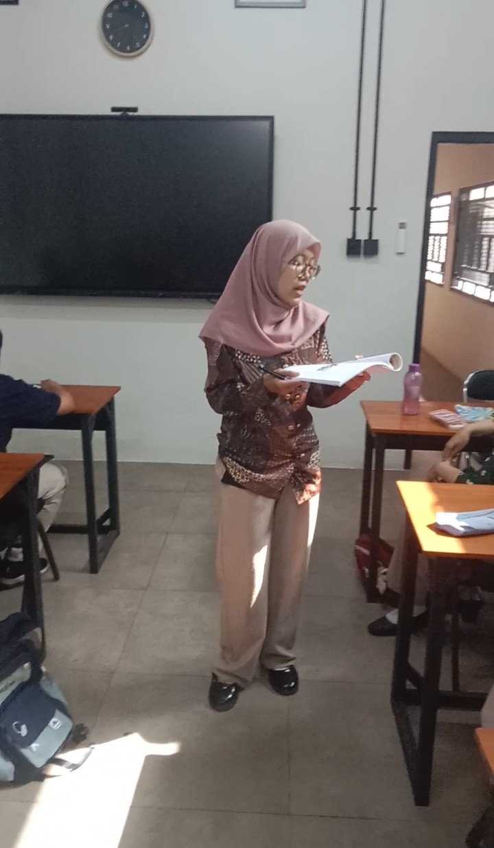 <p>Mengajar administrasi perhotelan menggantikan g...