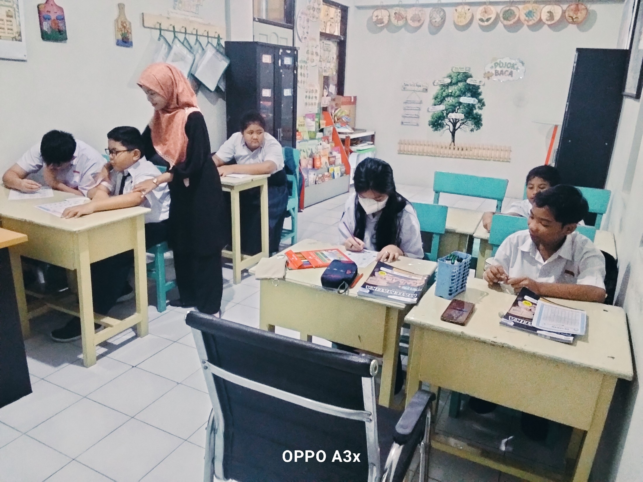 <p>Apel pagi,,, berdoa,,, mendampingi anak-anak sa...