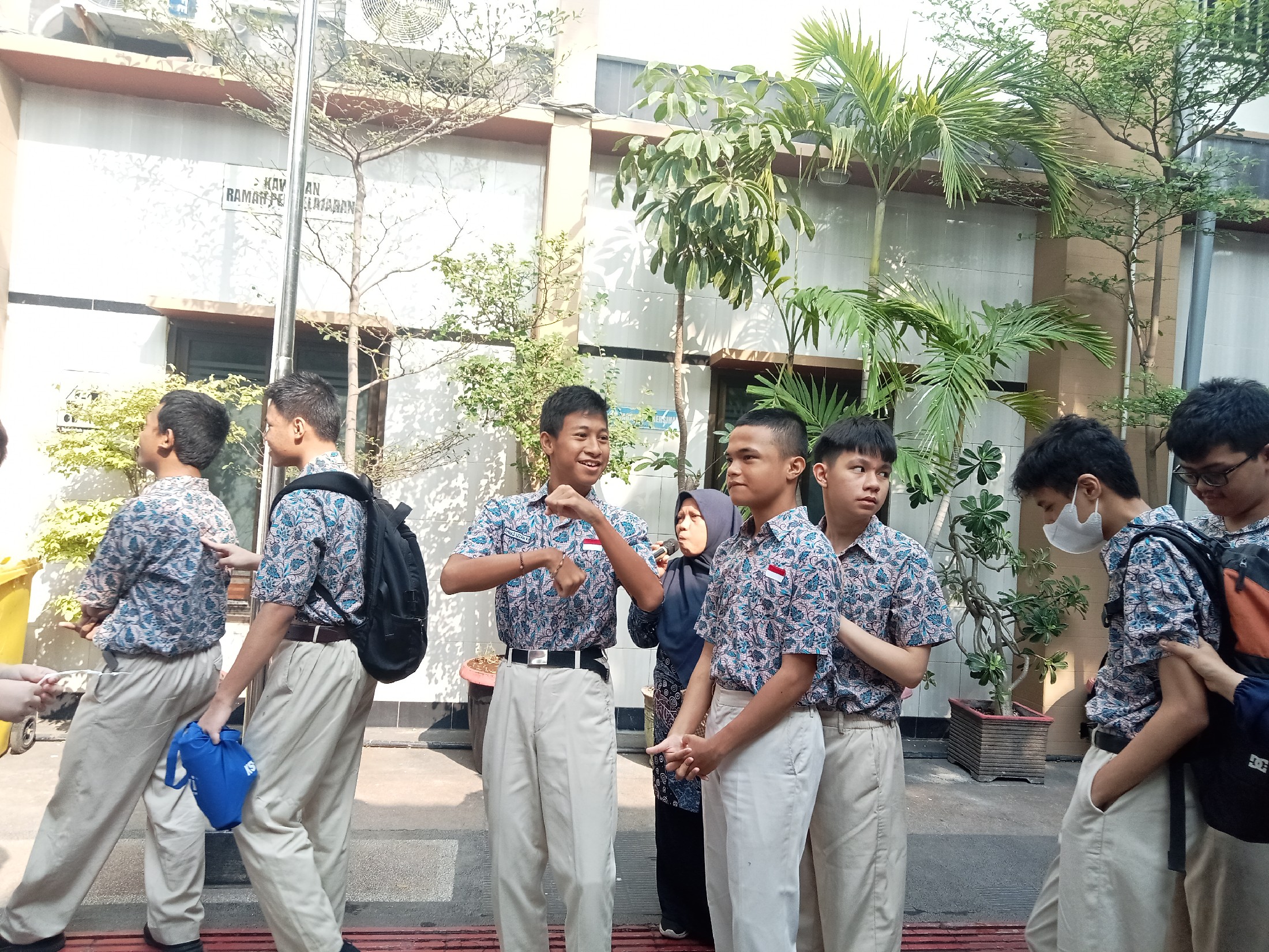 <p>Mendampingi kegiatan apel pagi</p>